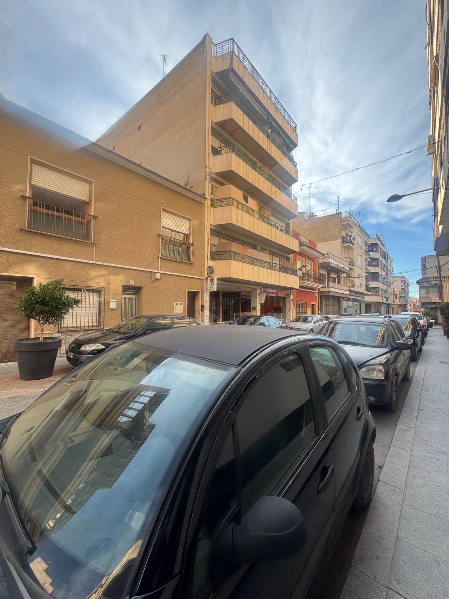 We present an attractive apartment located in the heart of Bigastro, ideal for those seeking the com