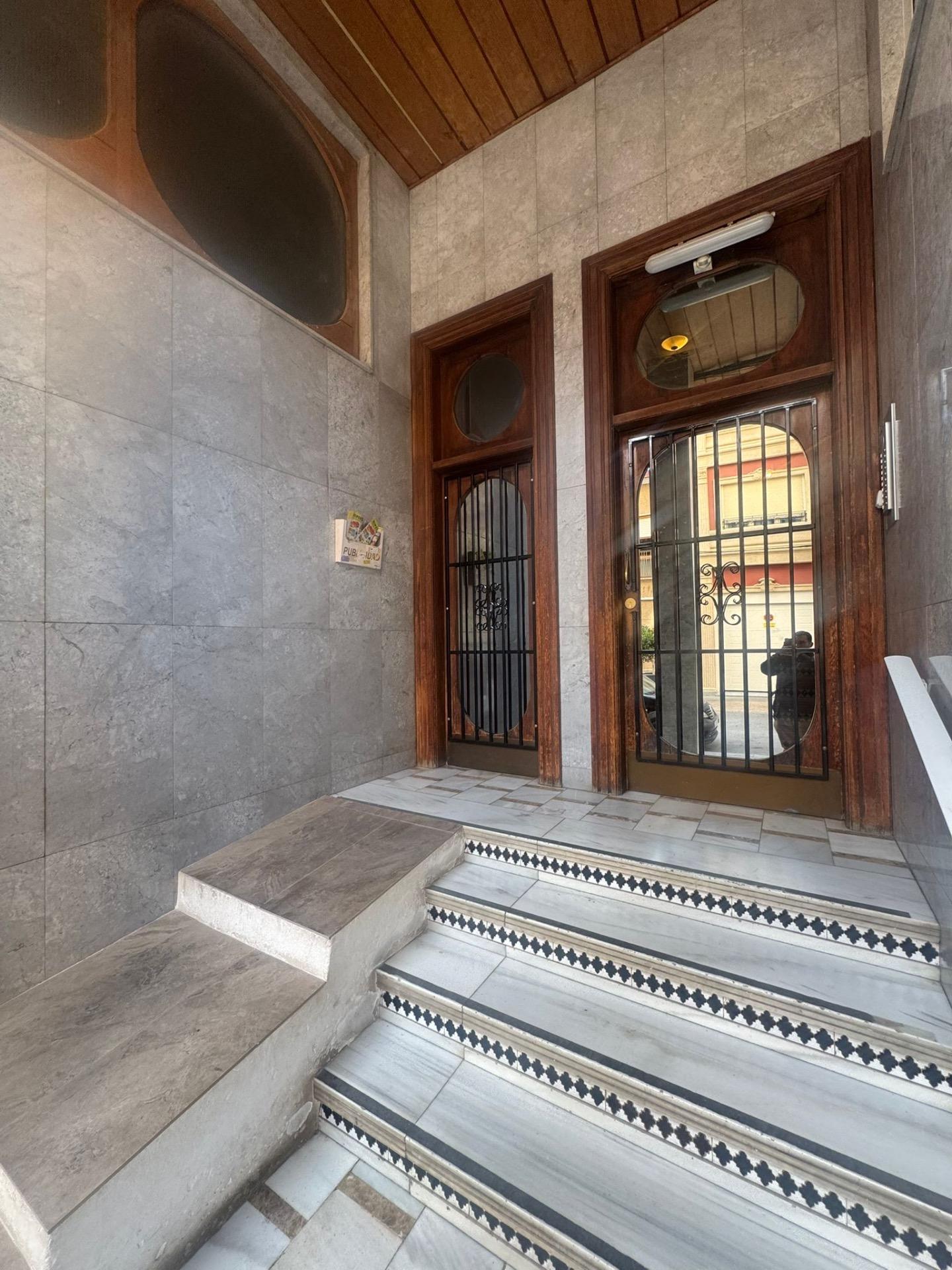 We present an attractive apartment located in the heart of Bigastro, ideal for those seeking the com