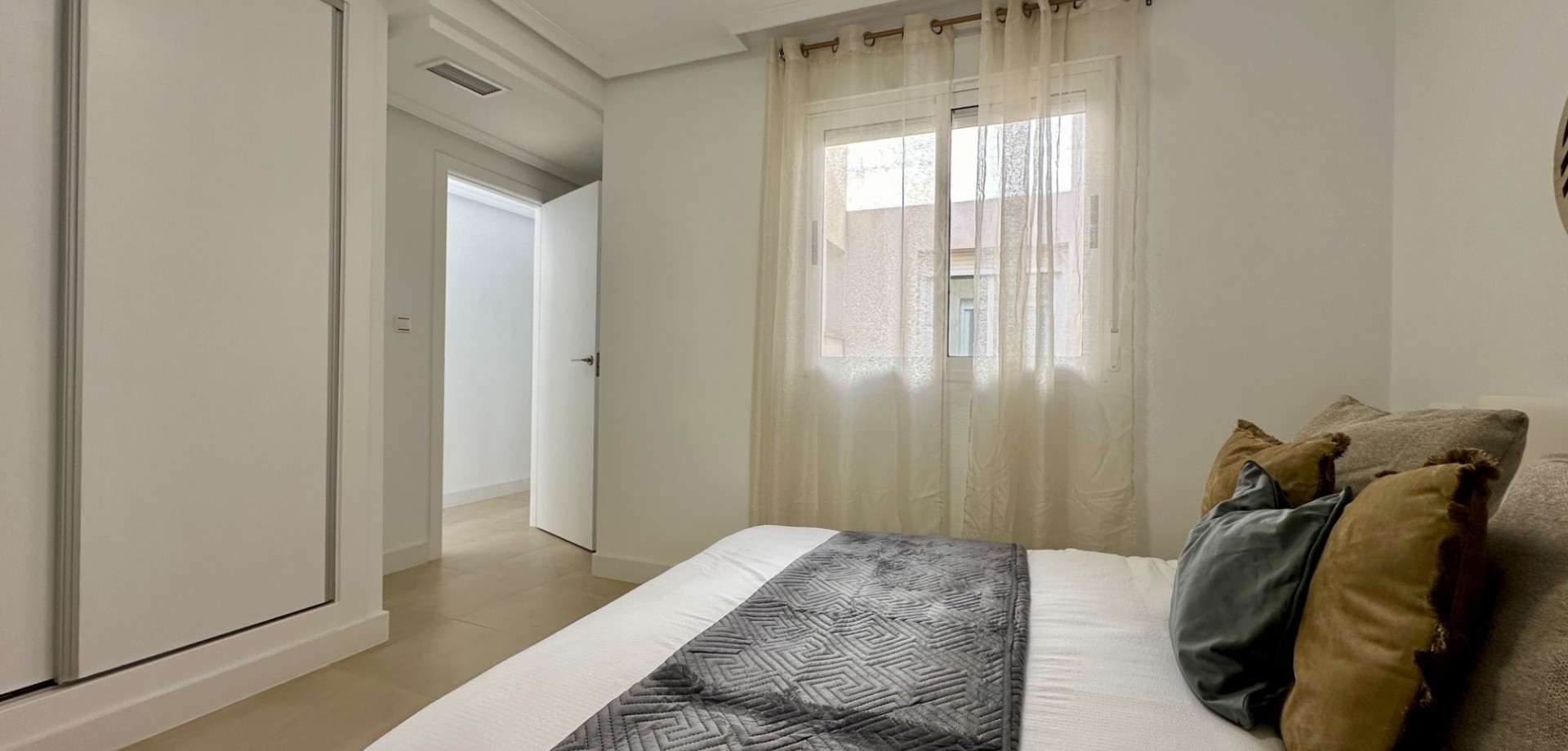 Bedroom in apartment for sale in Torrevieja