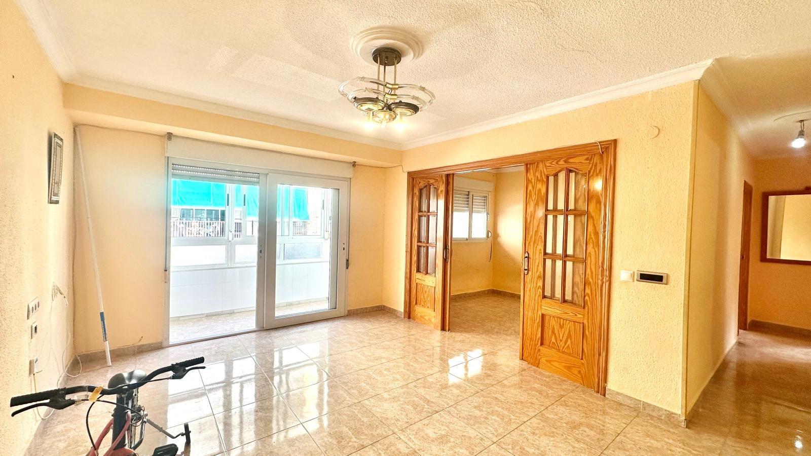 Spacious corner flat 500 metres from the beach in Colonia San Esteban, Torrevieja We present this sp