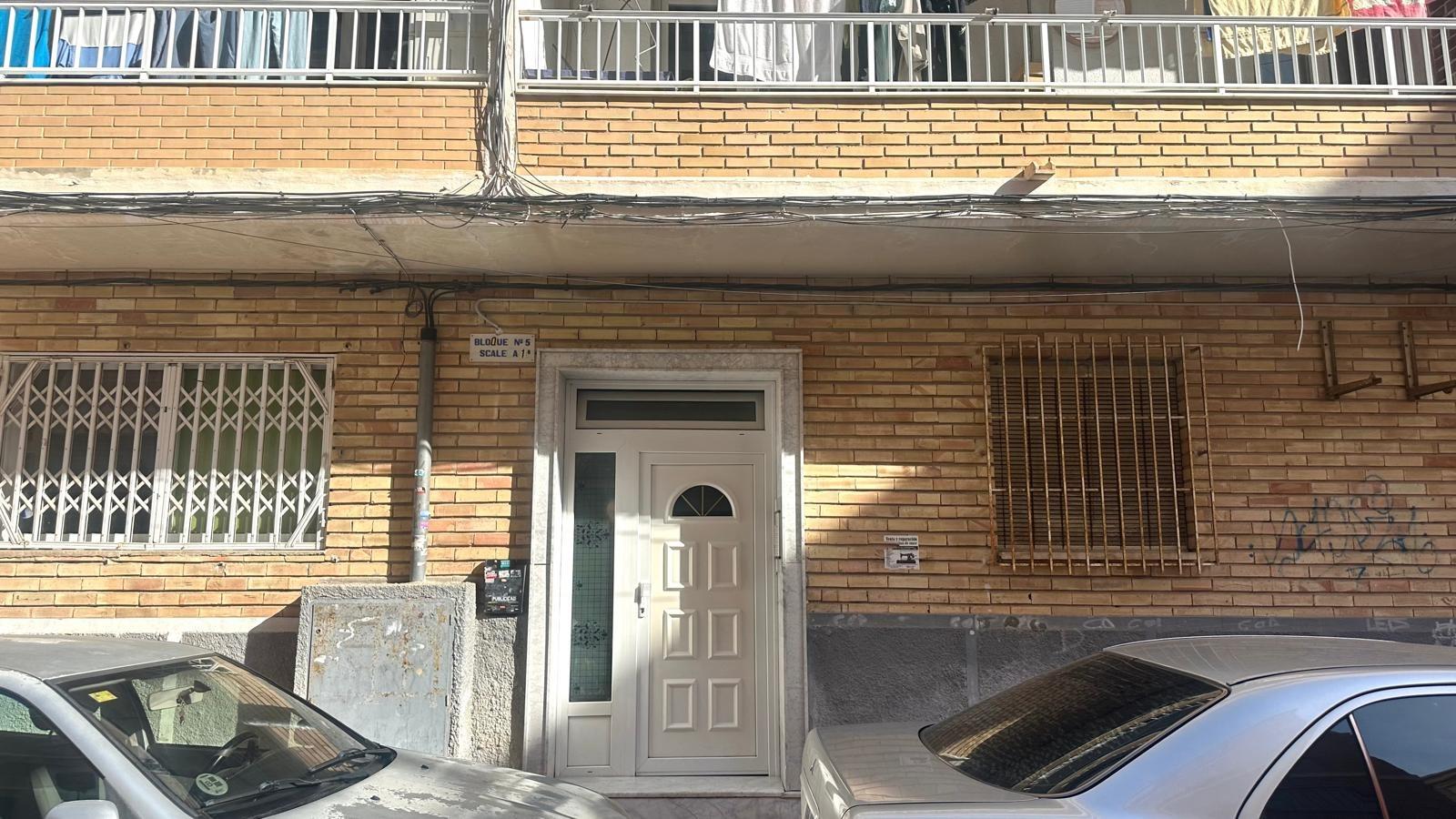 Spacious corner flat 500 metres from the beach in Colonia San Esteban, Torrevieja We present this sp