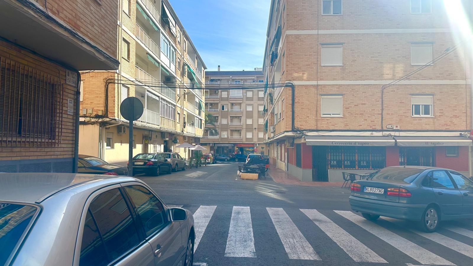 Spacious corner flat 500 metres from the beach in Colonia San Esteban, Torrevieja We present this sp