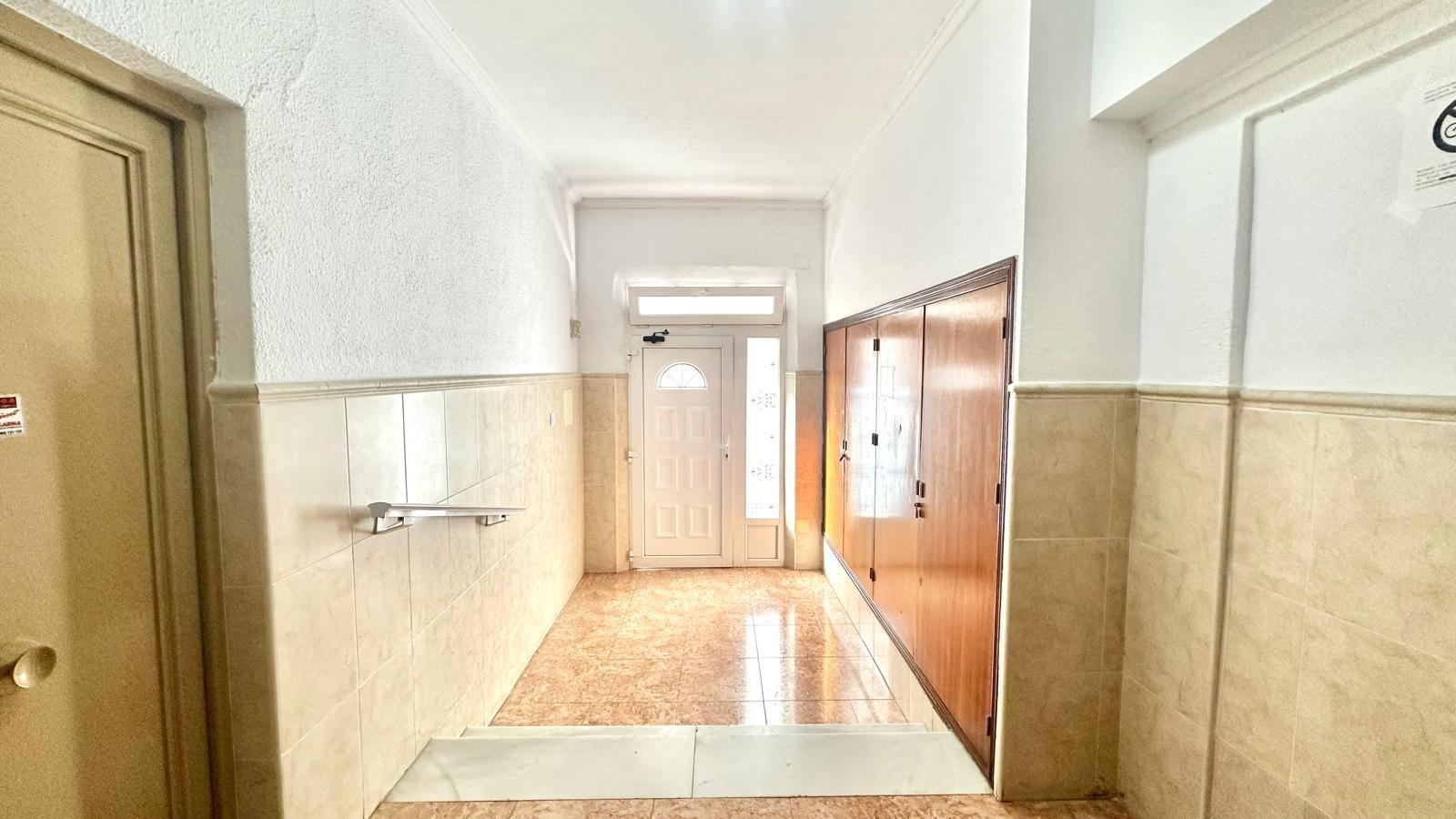 Spacious corner flat 500 metres from the beach in Colonia San Esteban, Torrevieja We present this sp