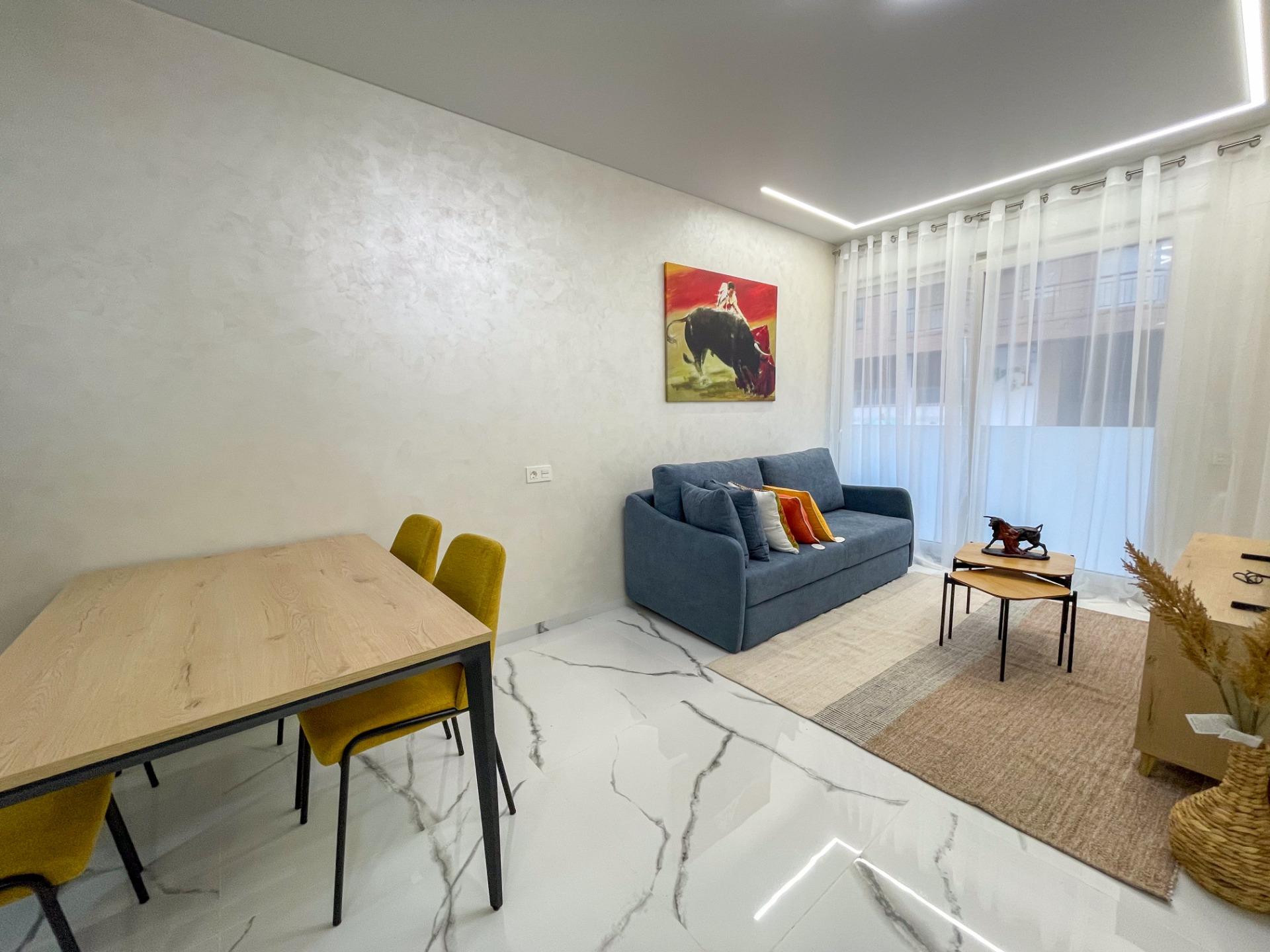100 m² refurbished ground-floor apartment with 2 bedrooms, 2 bathrooms and an enclosed terrace