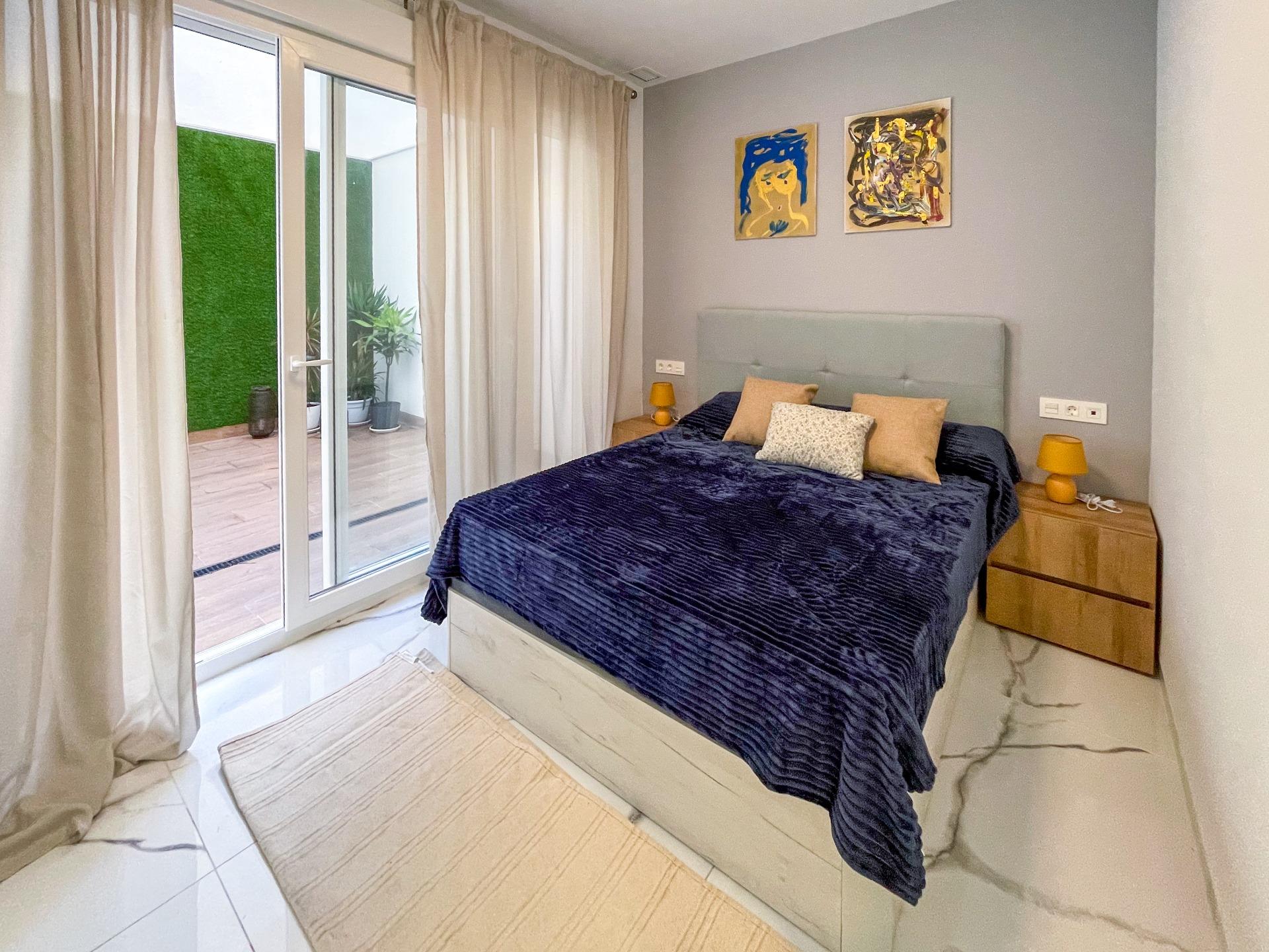 100 m² refurbished ground-floor apartment with 2 bedrooms, 2 bathrooms and an enclosed terrace
