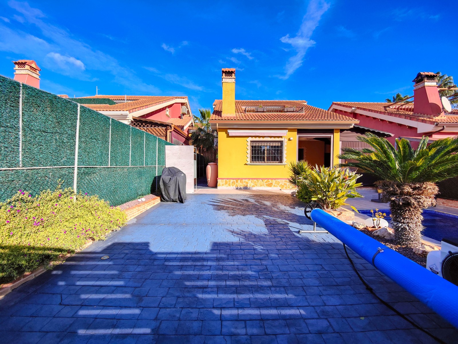 Terrace in villa for sale in Guardamar del Segura