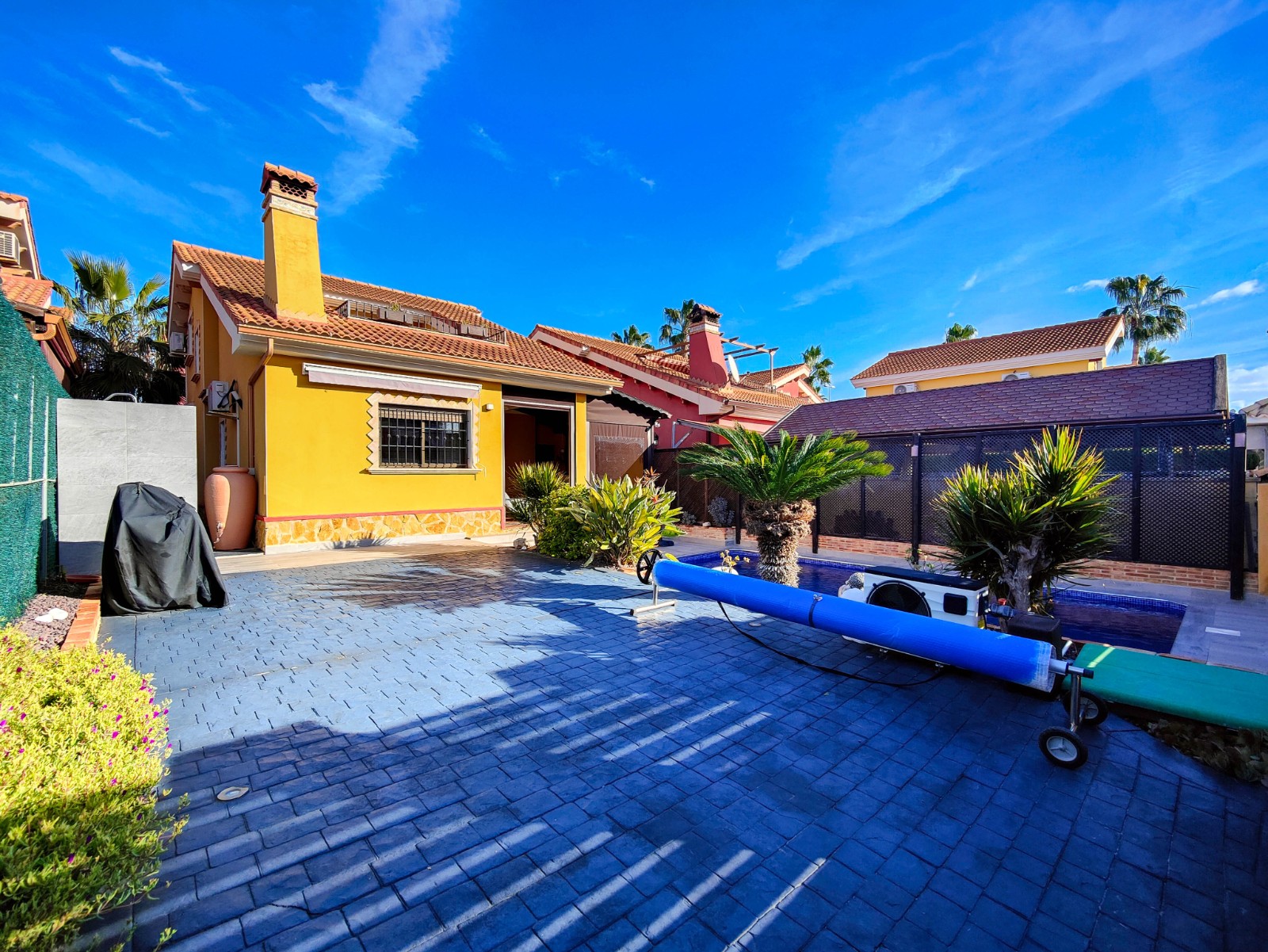 Pool area in villa for sale in Guardamar del Segura