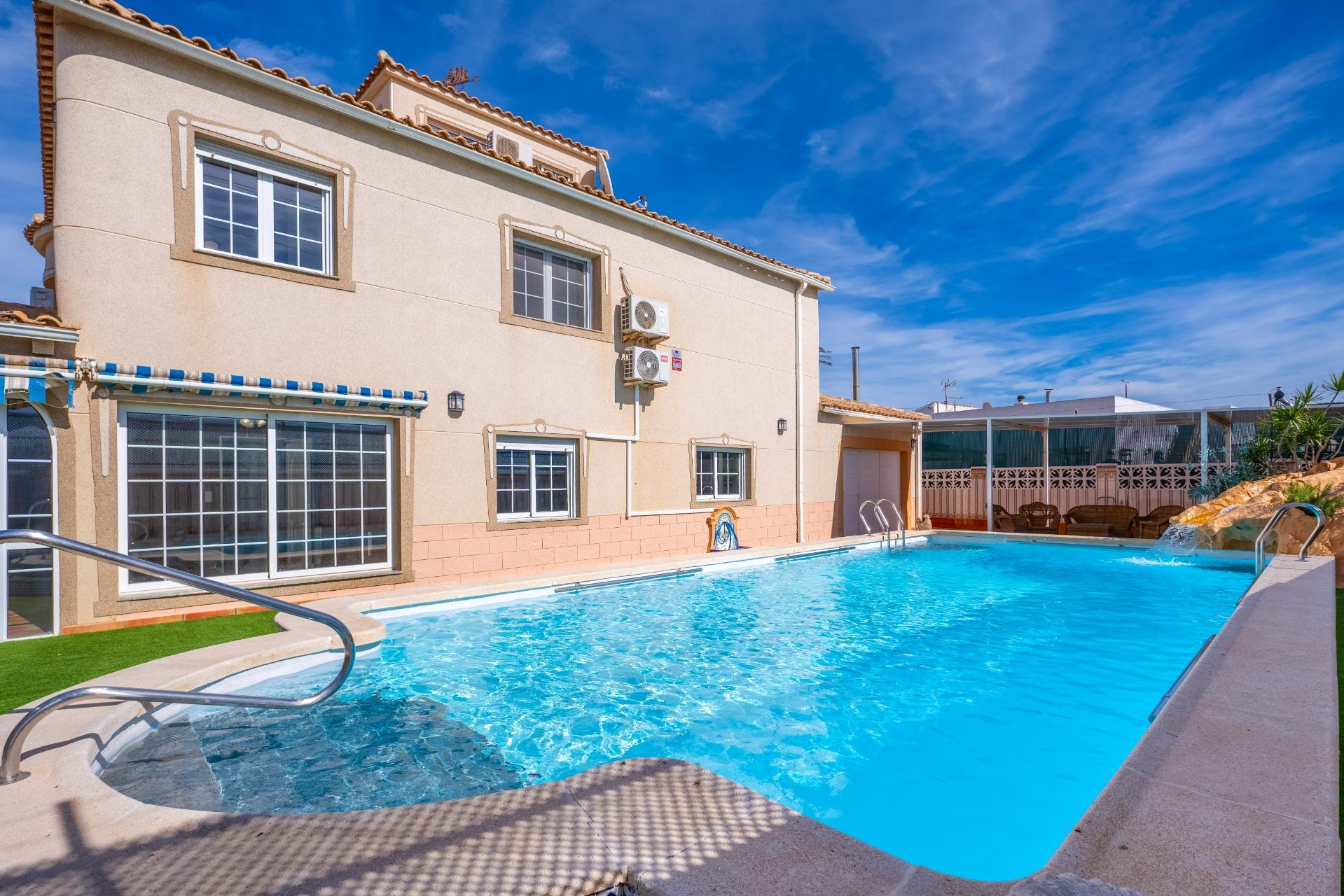 Kitchen in villa for sale in Torrevieja