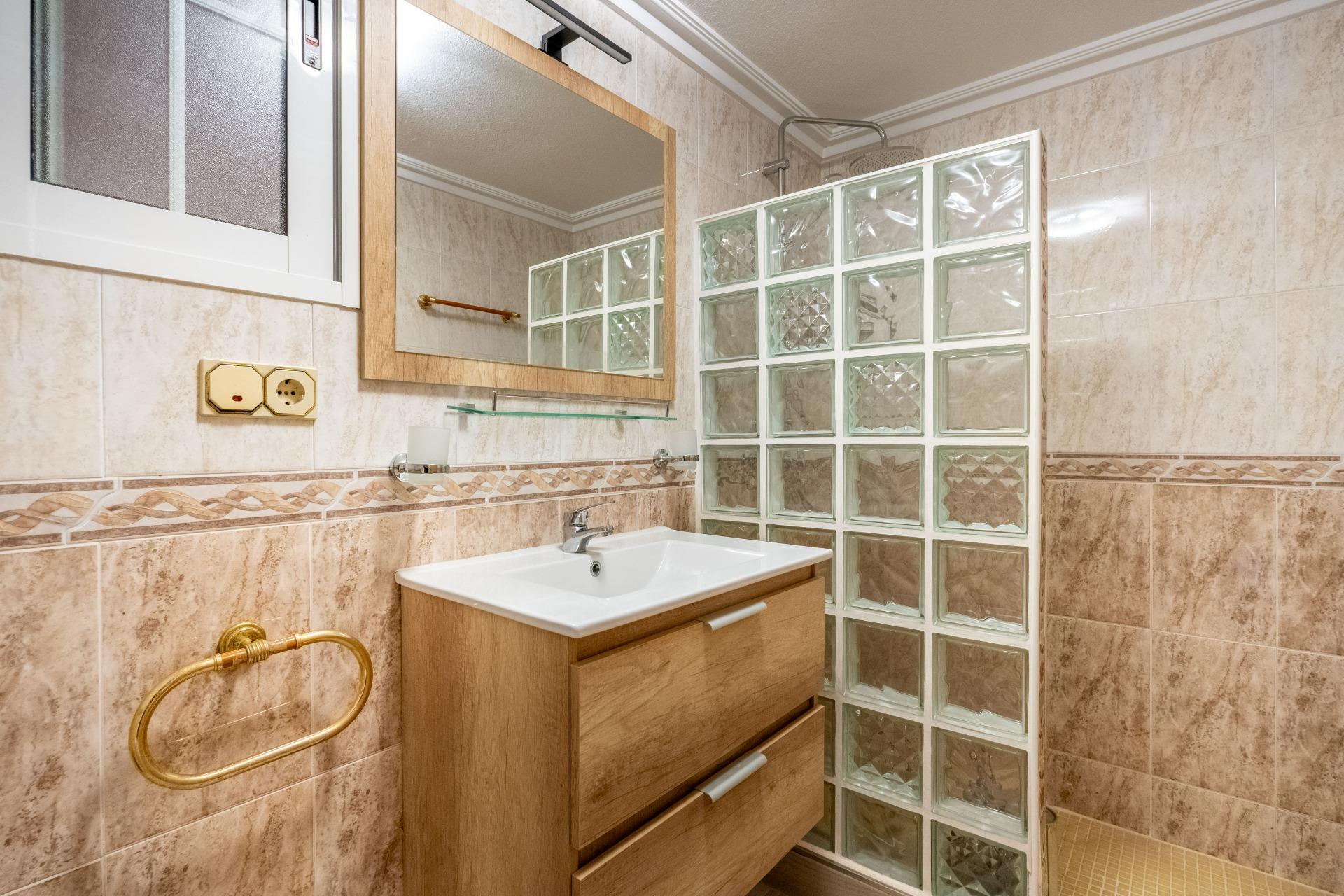 Bathroom in villa for sale in Torrevieja