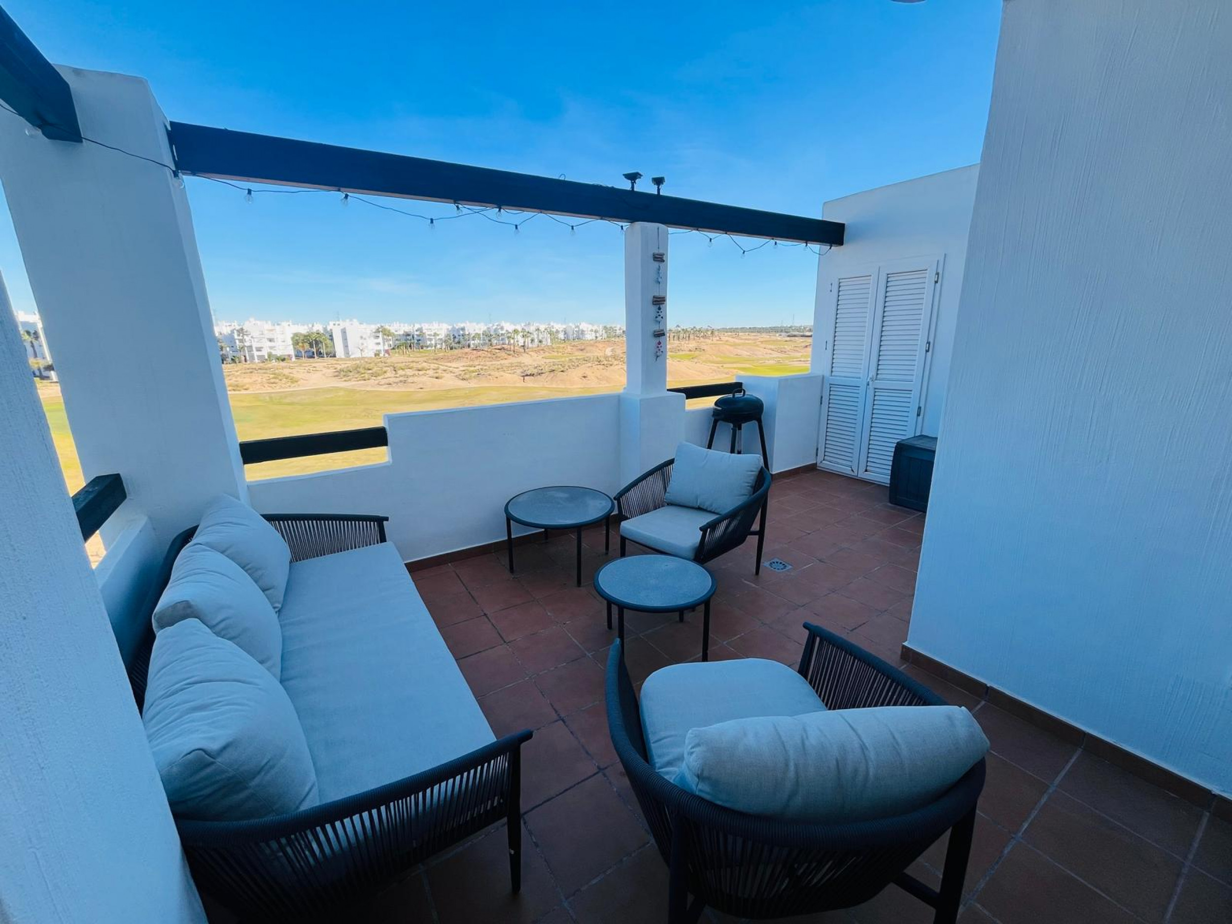 This stunning 2nd floor apartment in Terrazas de la Torre Golf Resort offers a perfect blend of comf