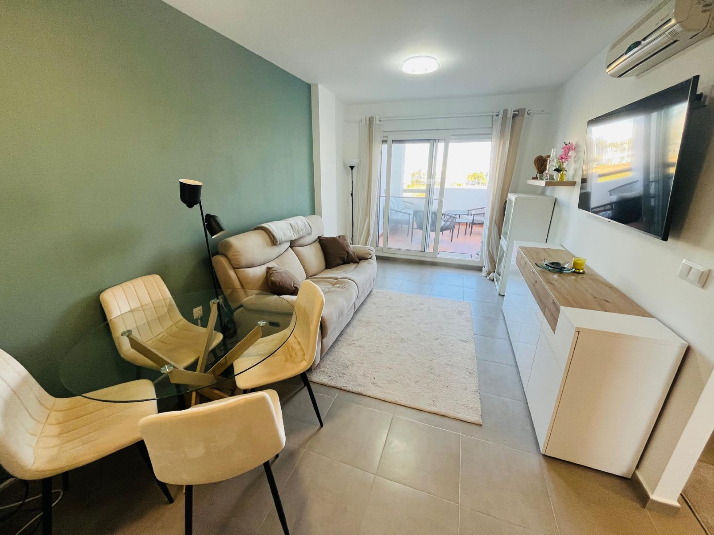 This stunning 2nd floor apartment in Terrazas de la Torre Golf Resort offers a perfect blend of comf