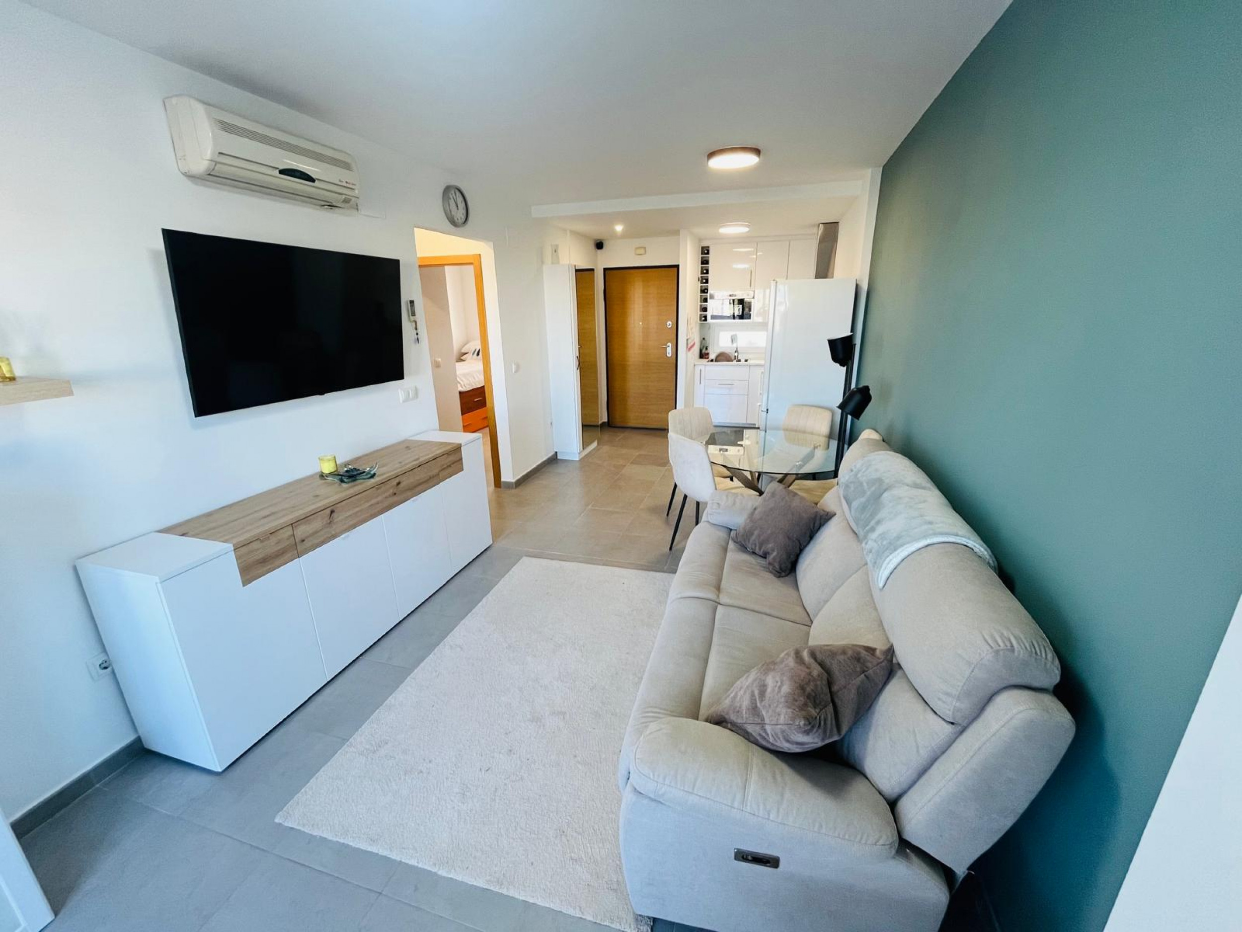 This stunning 2nd floor apartment in Terrazas de la Torre Golf Resort offers a perfect blend of comf