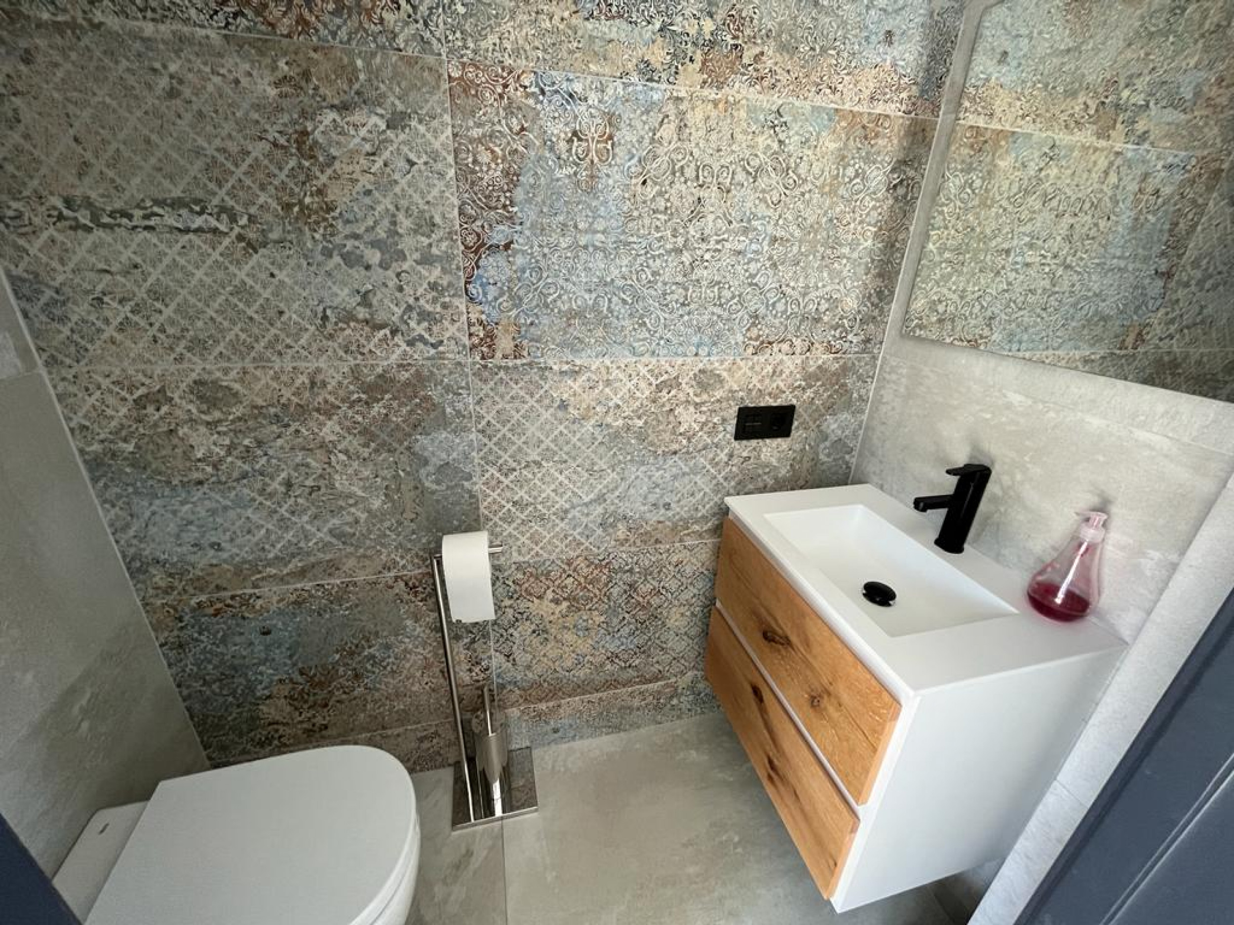 Master bedroom in villa for sale in Rojales