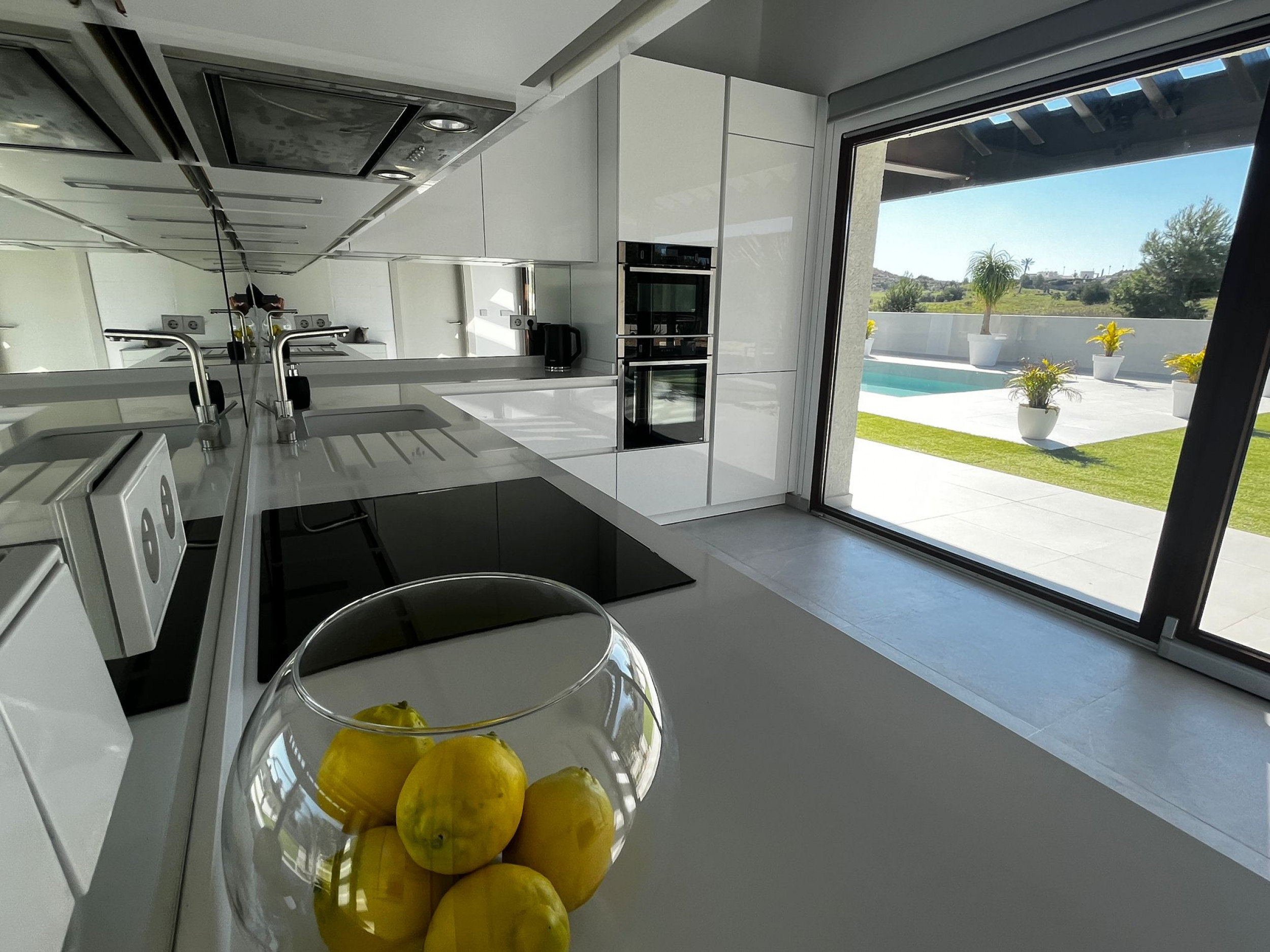 Garden in villa for sale in Sucina