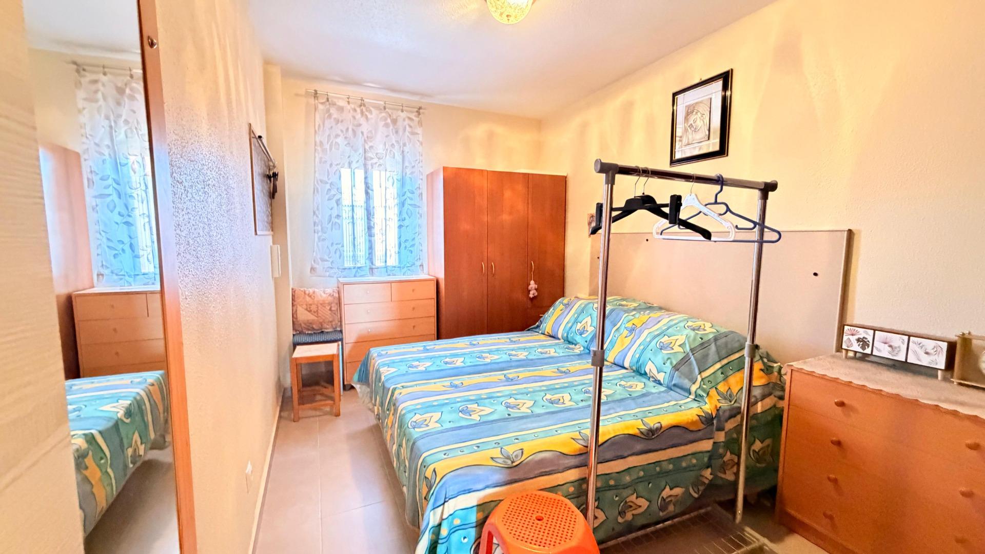 Bedroom in apartment for sale in Torrevieja