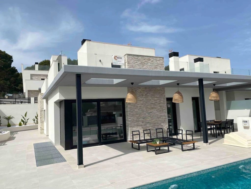 Fully Renovated Luxury Villa in Los Balcones – TorreviejaPremium location | Security | Privacy | Eve