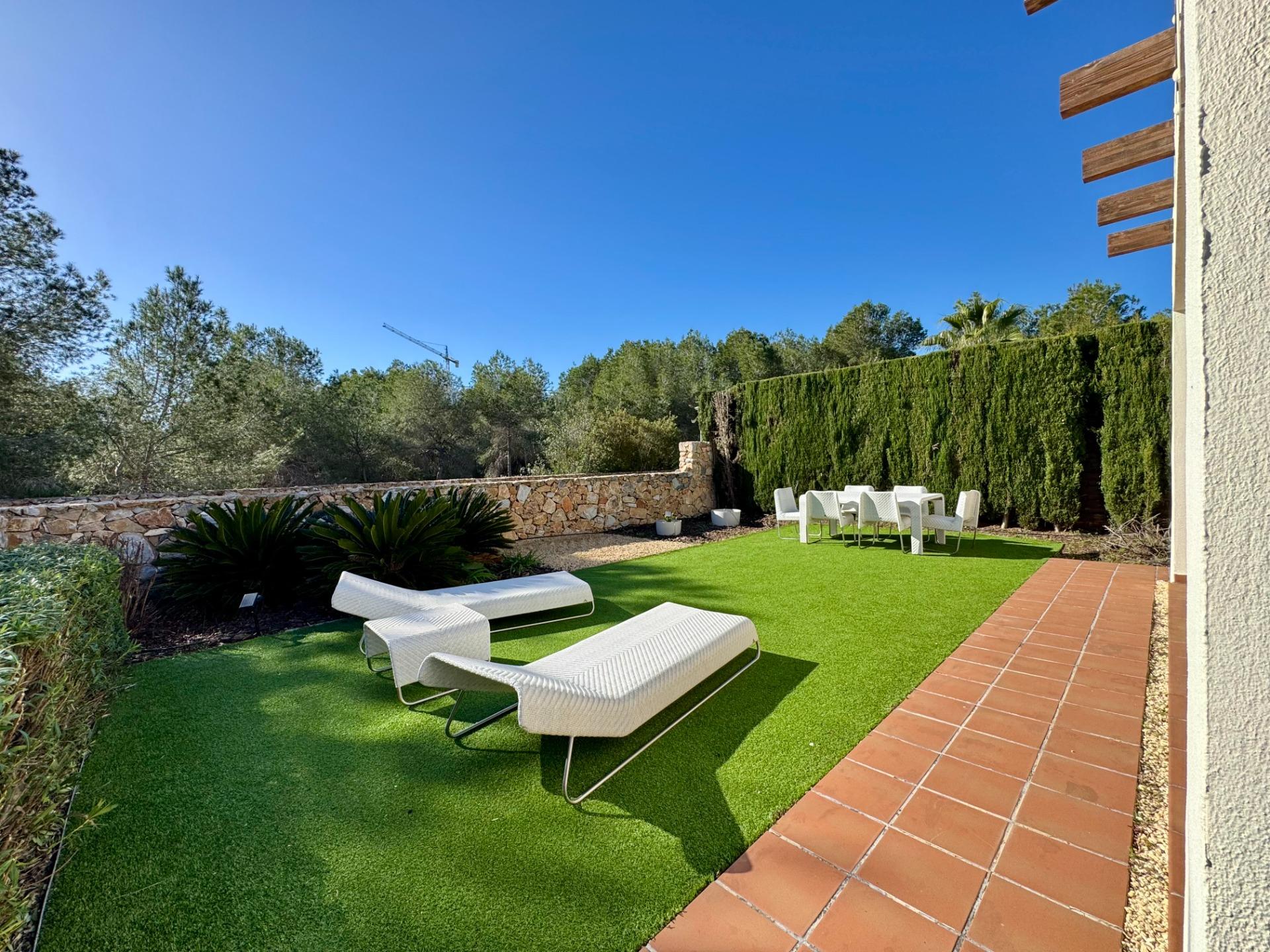 Master bedroom in villa for sale in Orihuela