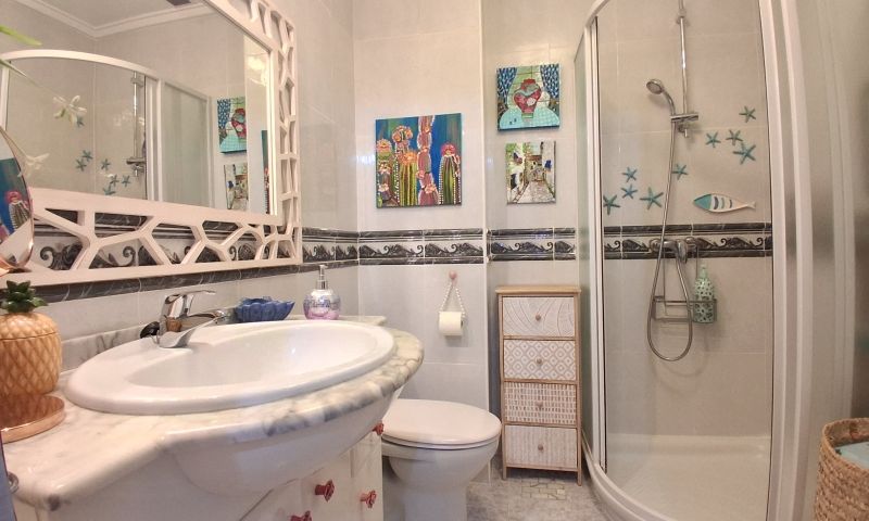 Bathroom in duplex for sale in Torrevieja
