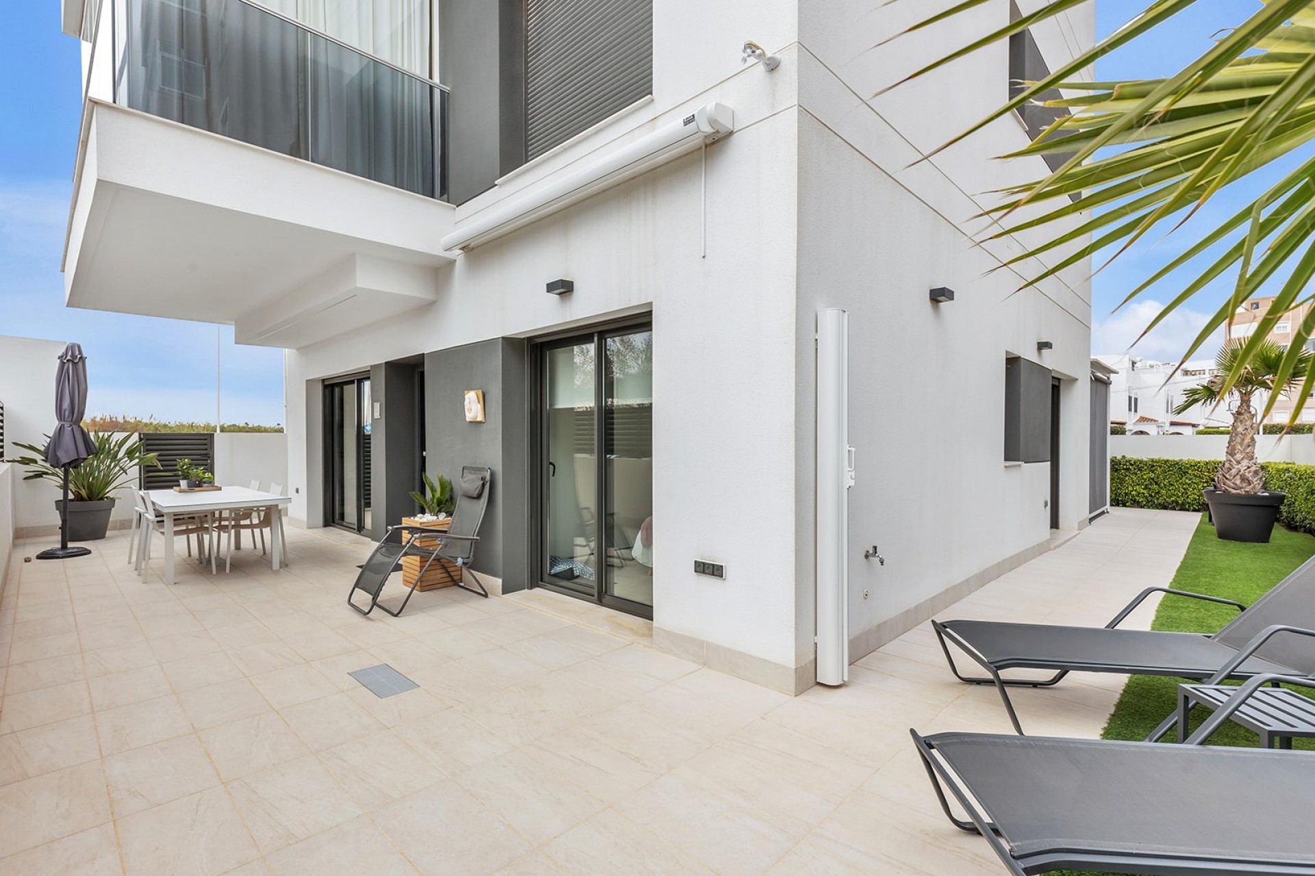 This new build ground floor apartment in La Mata is sold completely ready to move in (key ready) and