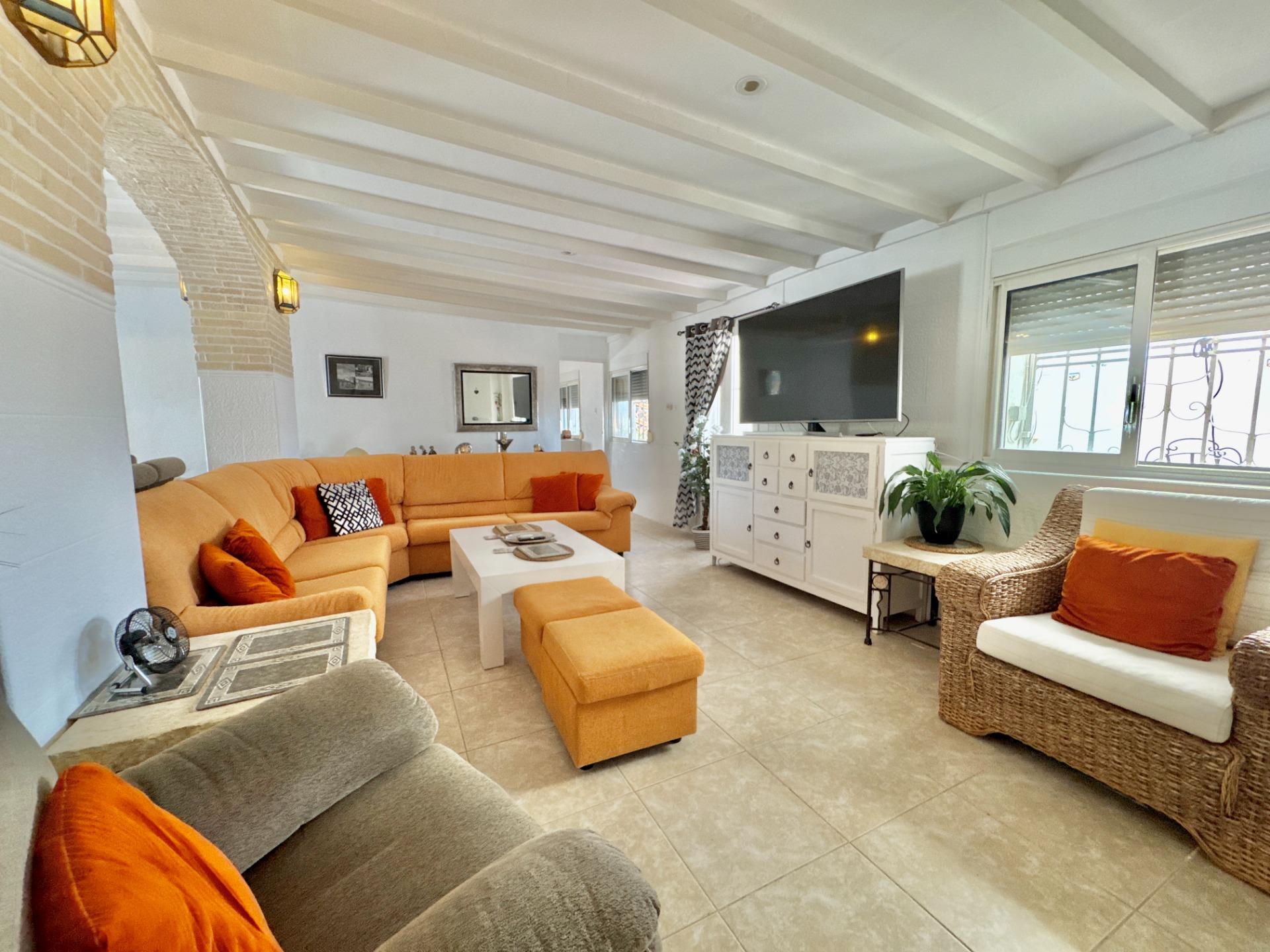 Garden in villa for sale in Dolores
