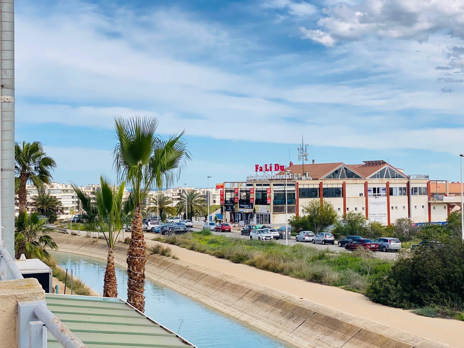 Discover this ideal office space situated in the vibrant area of Villamartín-Las Filipinas, Orihuela
