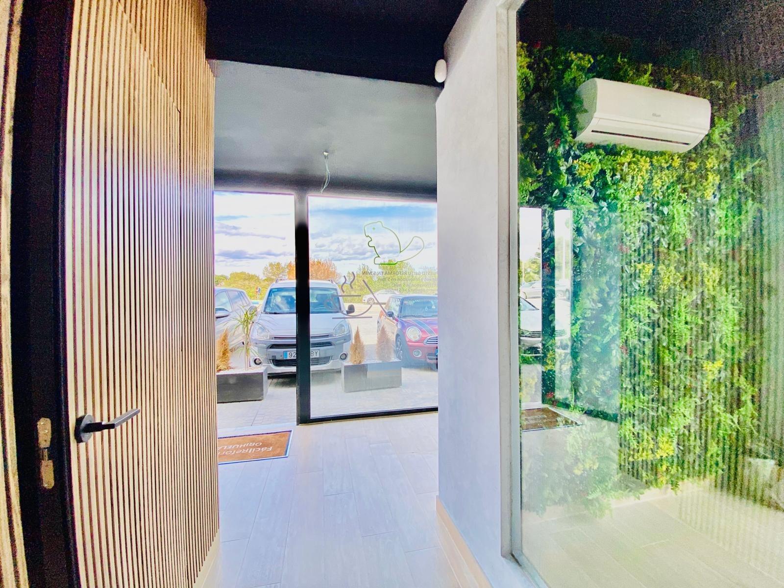 Discover this ideal office space situated in the vibrant area of Villamartín-Las Filipinas, Orihuela