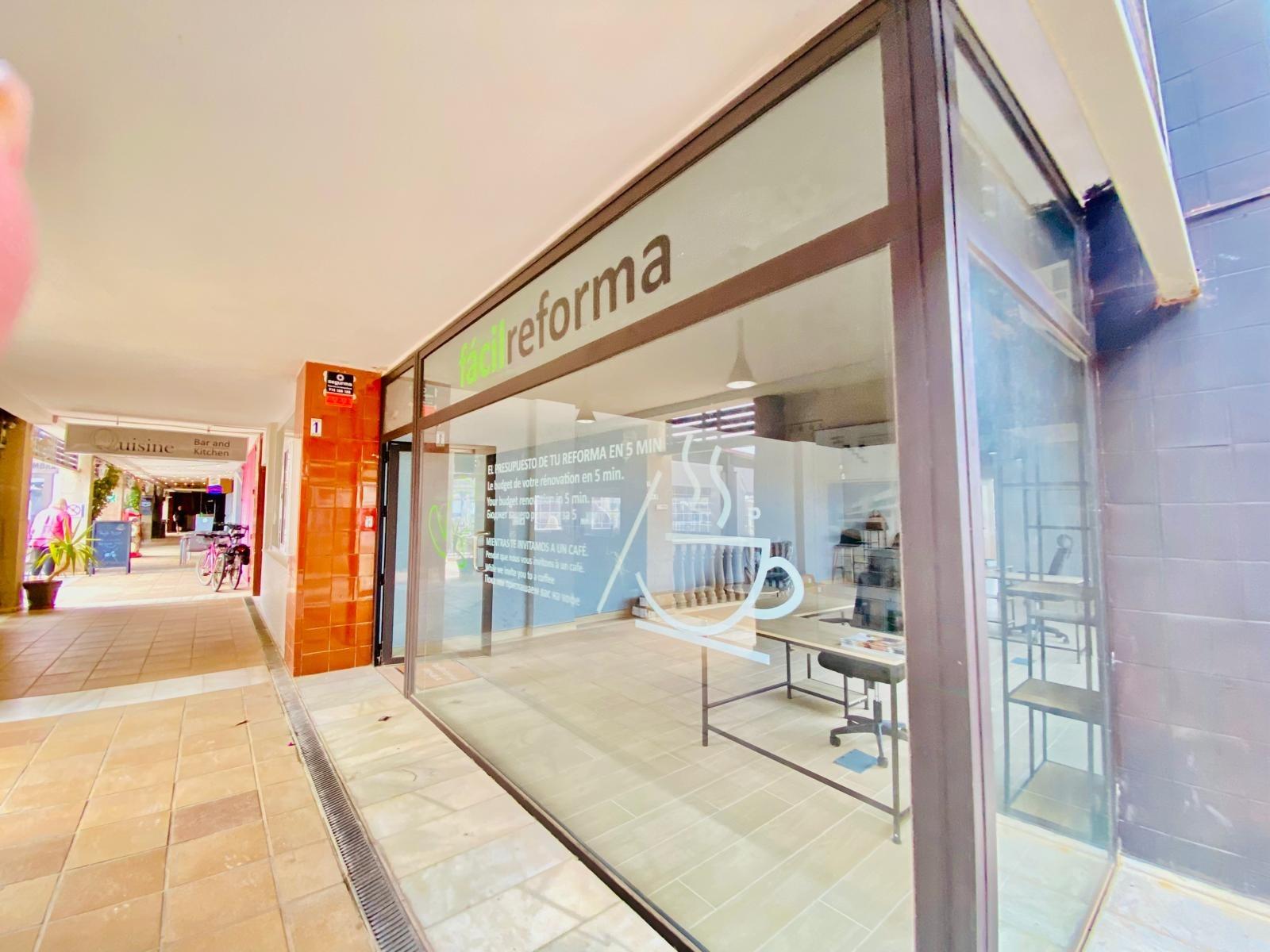 Discover this ideal office space situated in the vibrant area of Villamartín-Las Filipinas, Orihuela