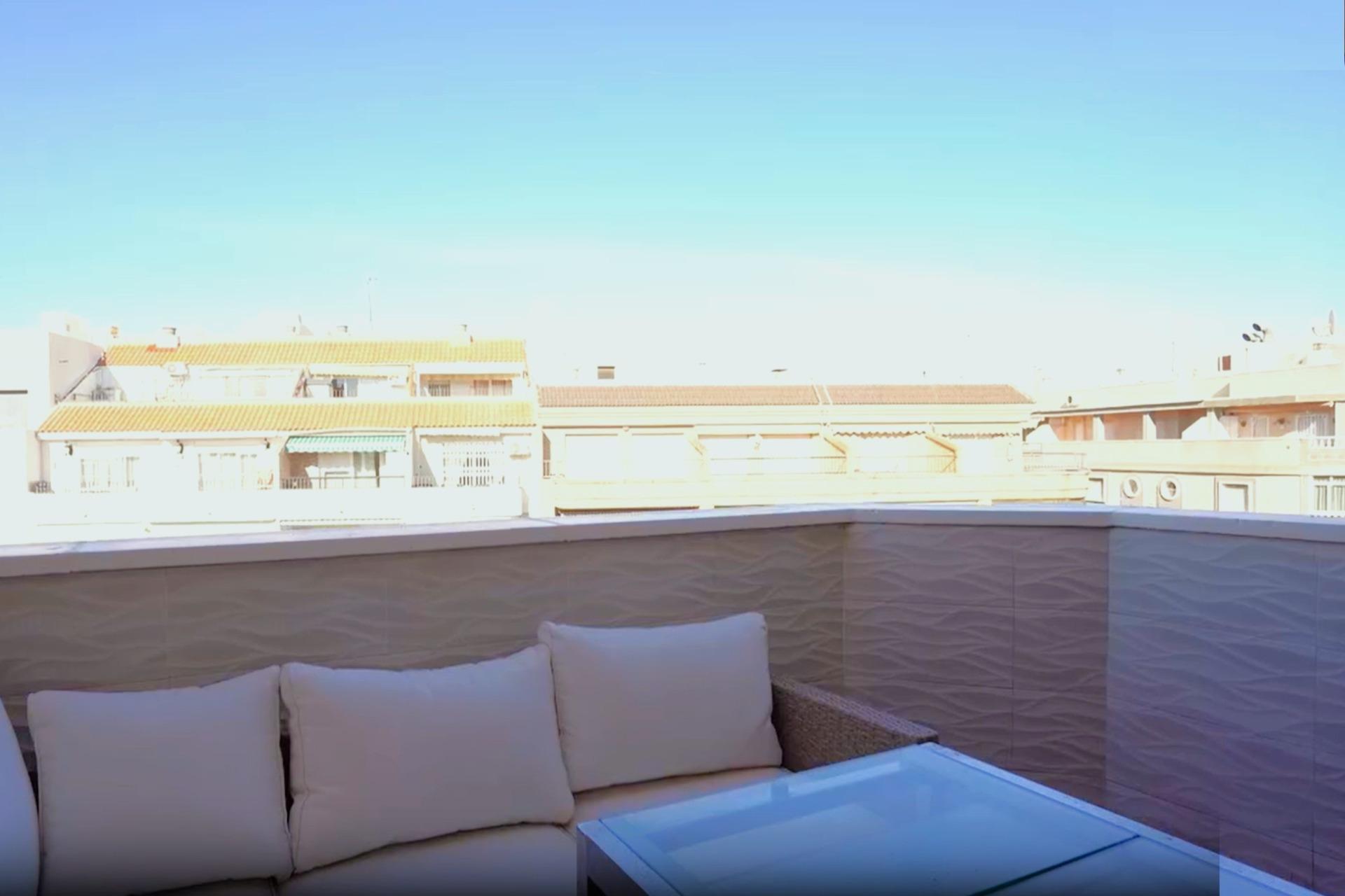 BRIGHT PENTHOUSE IN THE CITY CENTER, JUST 350 METERS FROM THE BEACH A home where you immediately fee
