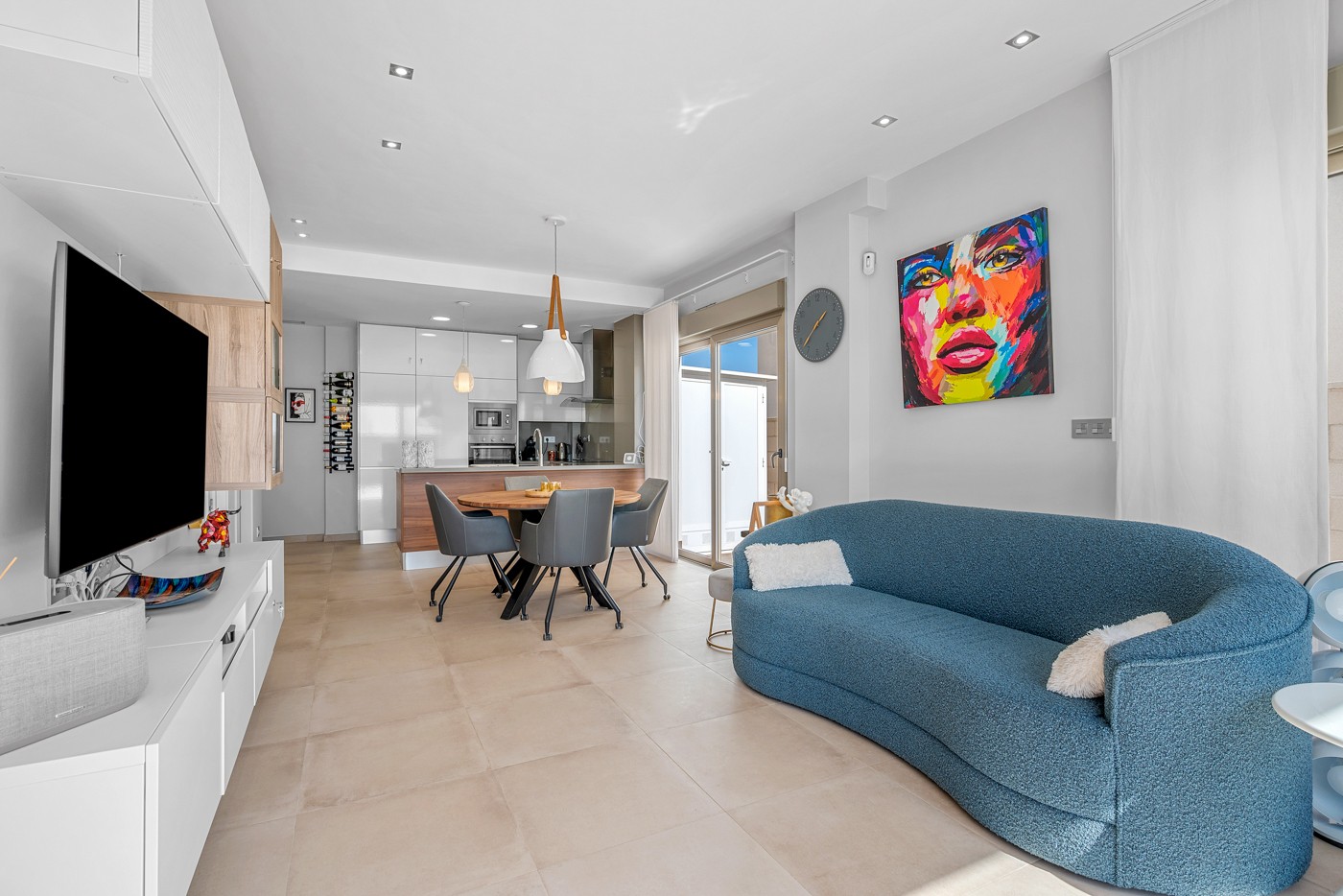 We are delighted to present this spectacular villa in Orihuela Costa