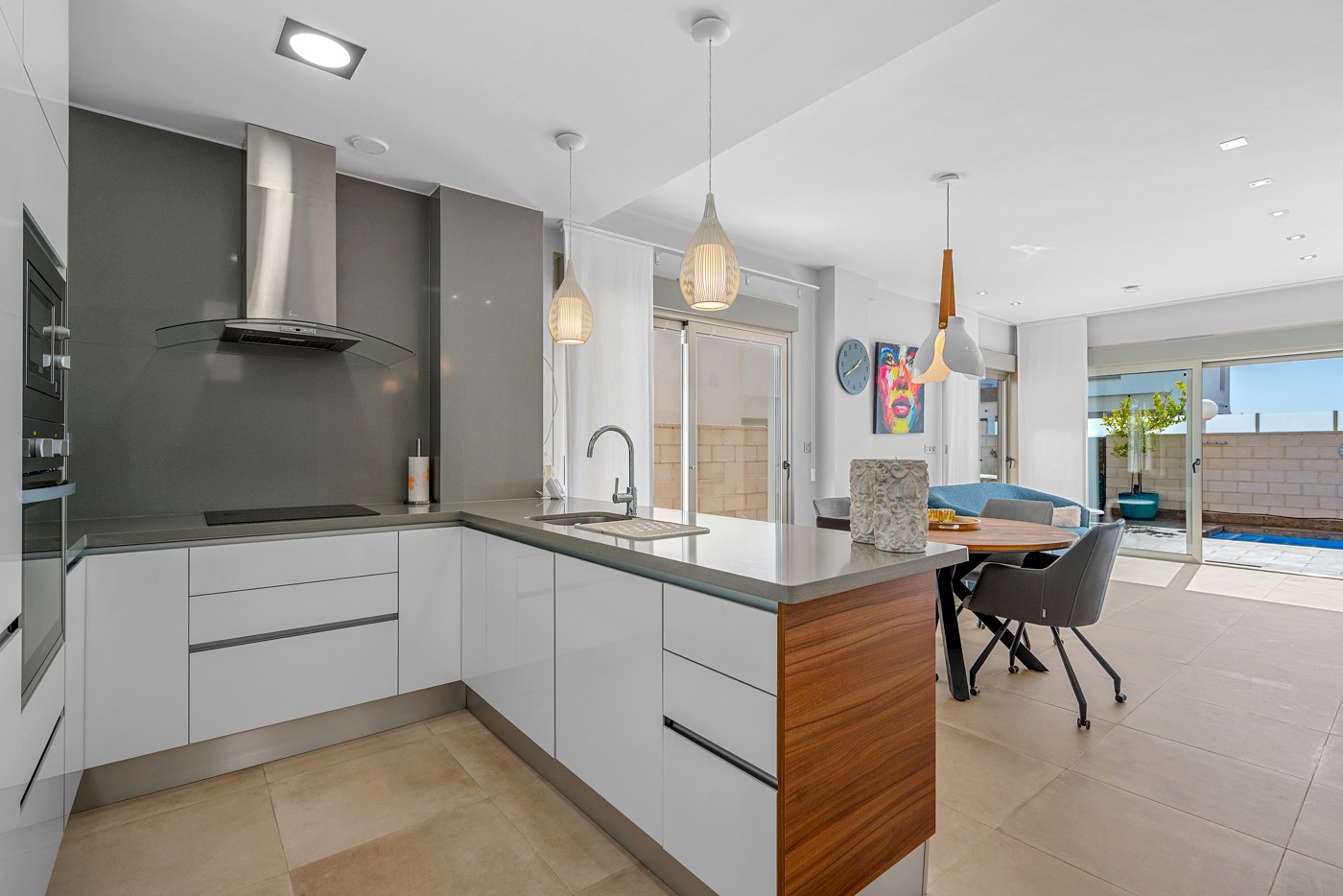 We are delighted to present this spectacular villa in Orihuela Costa