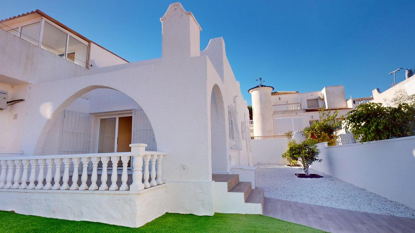 Renovated semi-detached bungalow with no upstairs neighbors for sale in Blue Lagoon, Villamartin