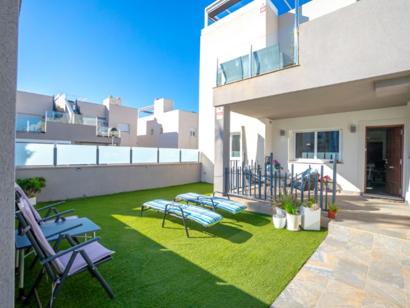 Welcome to this beautiful and impeccably maintained apartment, ideally located in the highly sought-