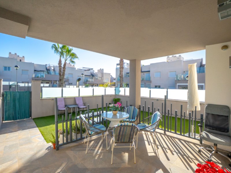 Welcome to this beautiful and impeccably maintained apartment, ideally located in the highly sought-