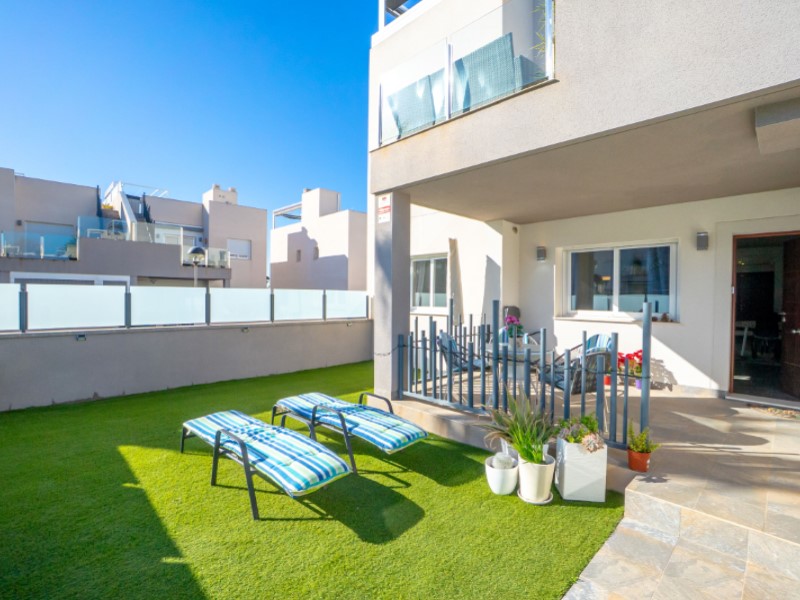 Welcome to this beautiful and impeccably maintained apartment, ideally located in the highly sought-