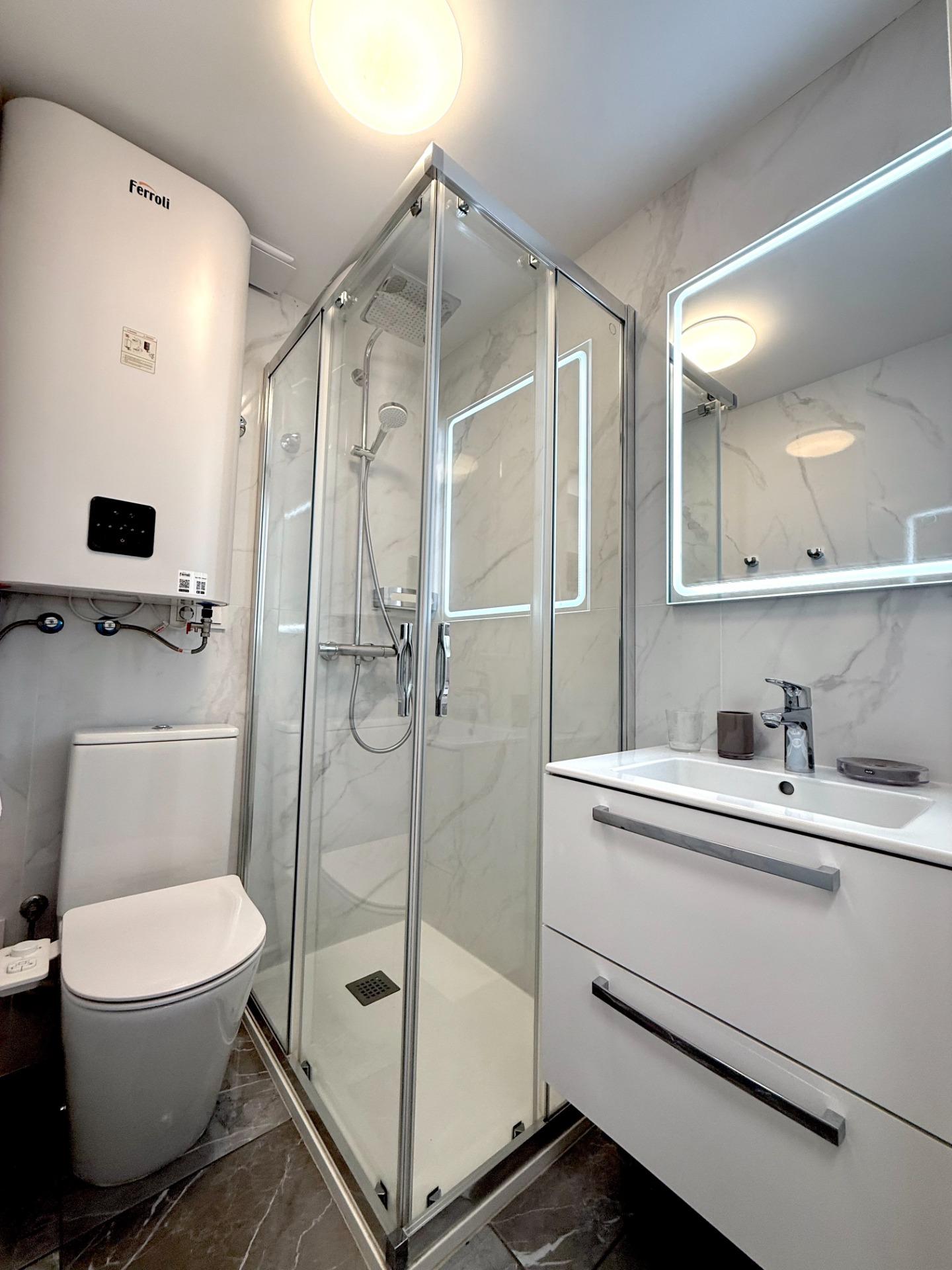 Master bedroom in apartment for sale in Torrevieja