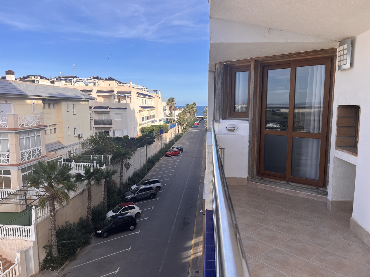Discover this beautifully renovated 1-bedroom apartment in the sought-after of Torrevieja
