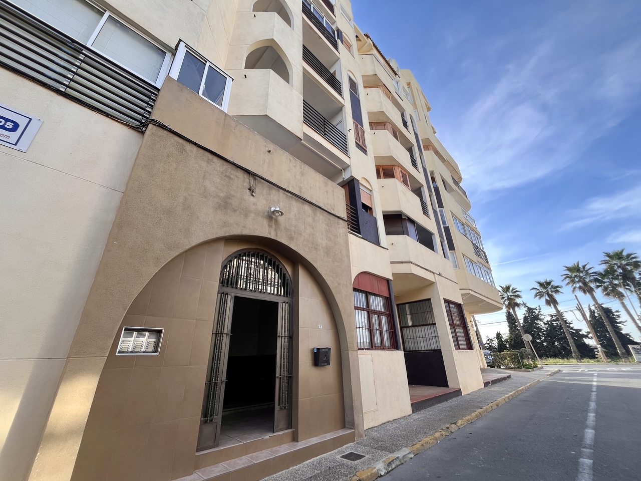 Discover this beautifully renovated 1-bedroom apartment in the sought-after of Torrevieja