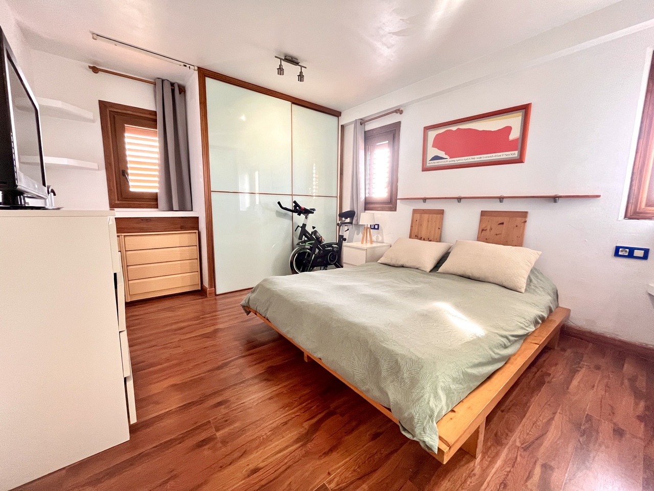 Discover this beautifully renovated 1-bedroom apartment in the sought-after of Torrevieja