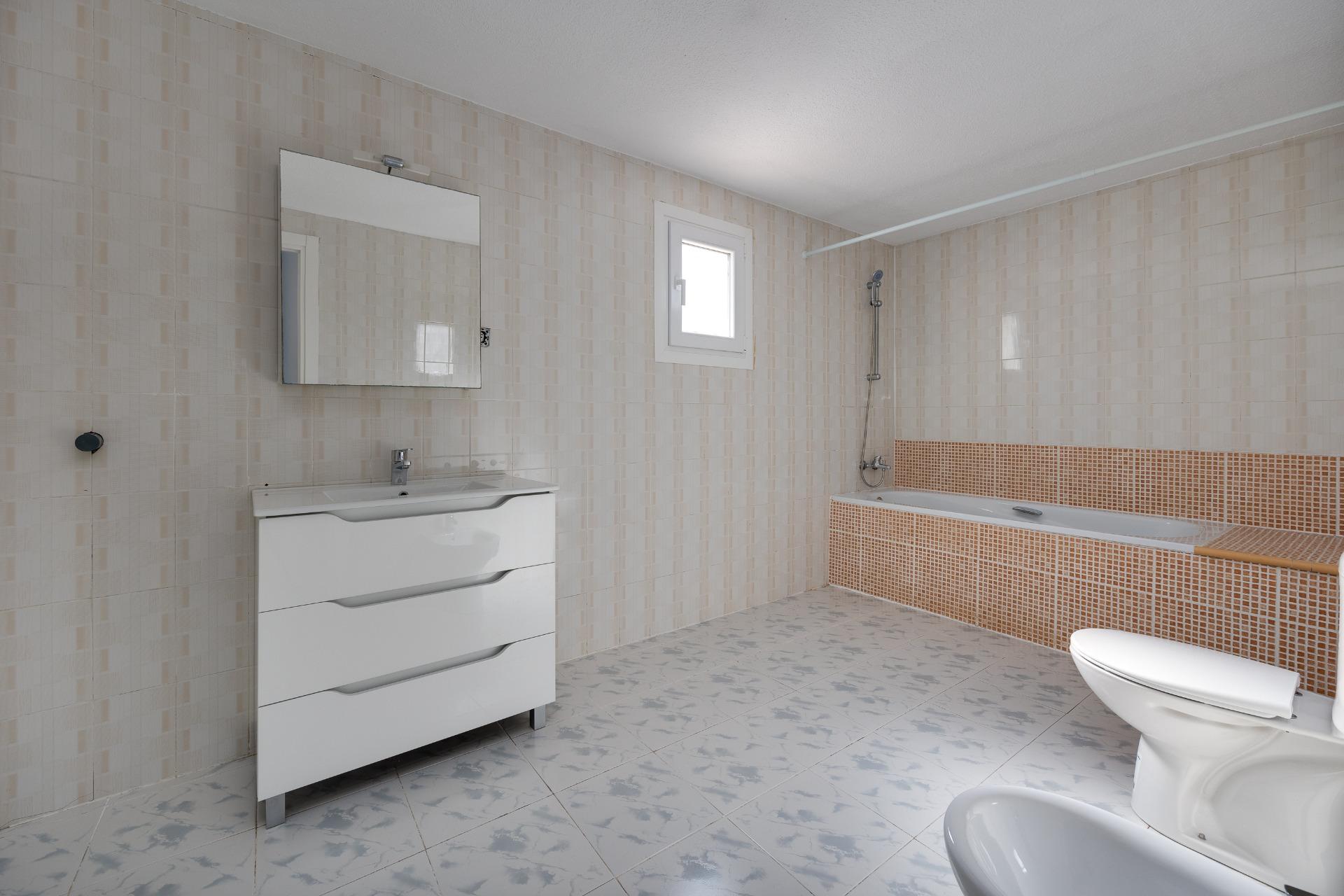 Bathroom in villa for sale in Torrevieja