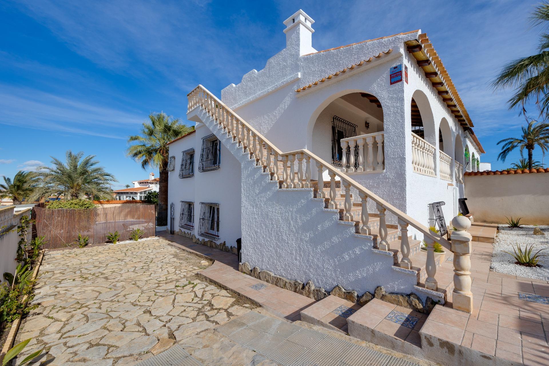 Master bedroom in villa for sale in Torrevieja