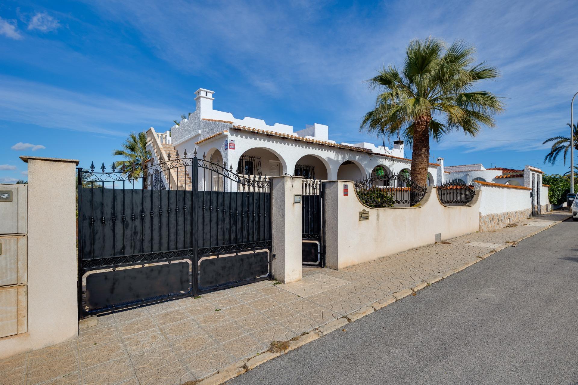 Bedroom in villa for sale in Torrevieja