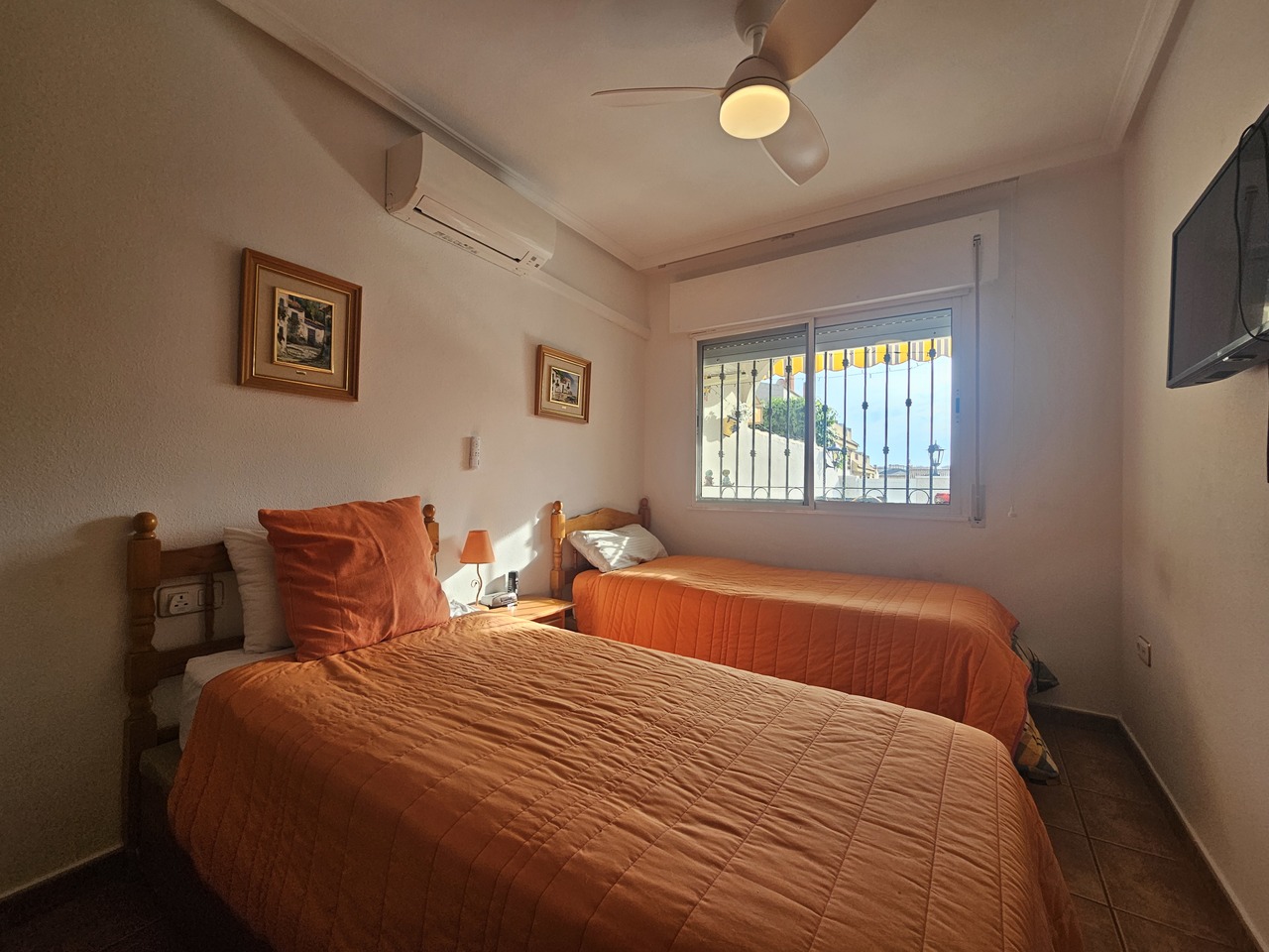Master bedroom in bungalow for sale in La Zenia