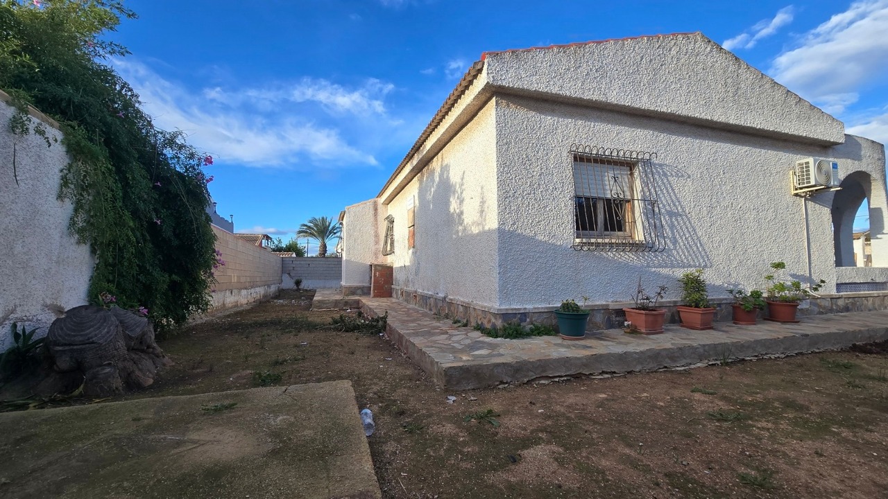 Terrace in villa for sale in El Chaparral