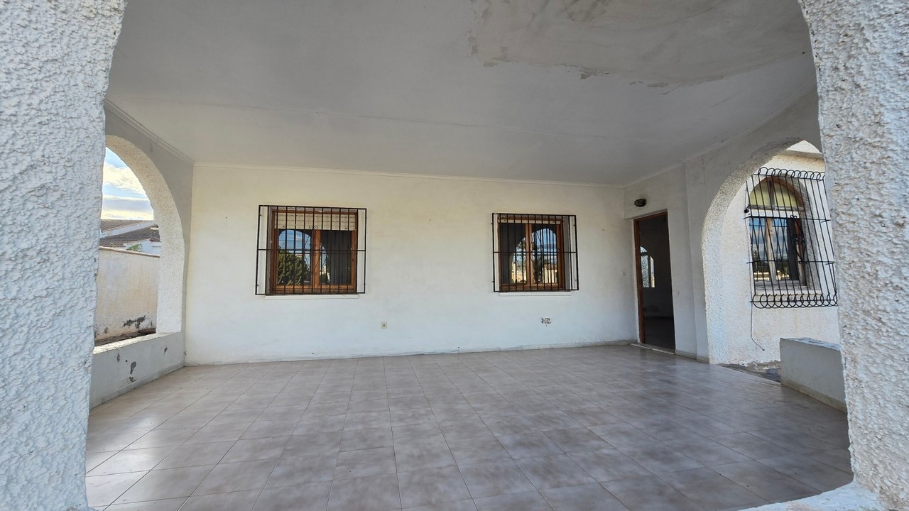 Terrace in villa for sale in El Chaparral