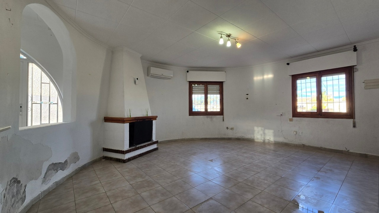 Garden in villa for sale in El Chaparral