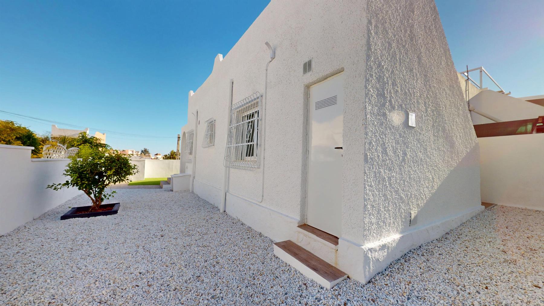Master bedroom in bungalow for sale in Orihuela Costa