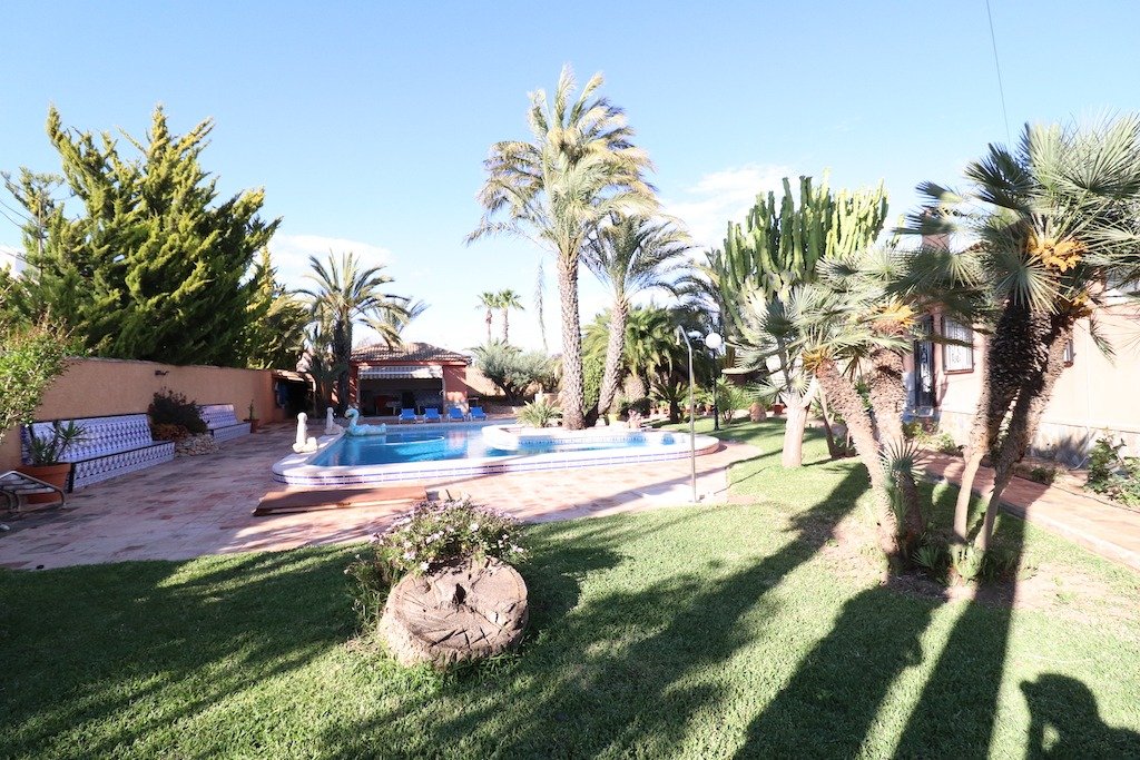 Dining area in villa for sale in Torrevieja