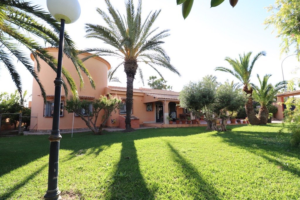 Bedroom in villa for sale in Torrevieja