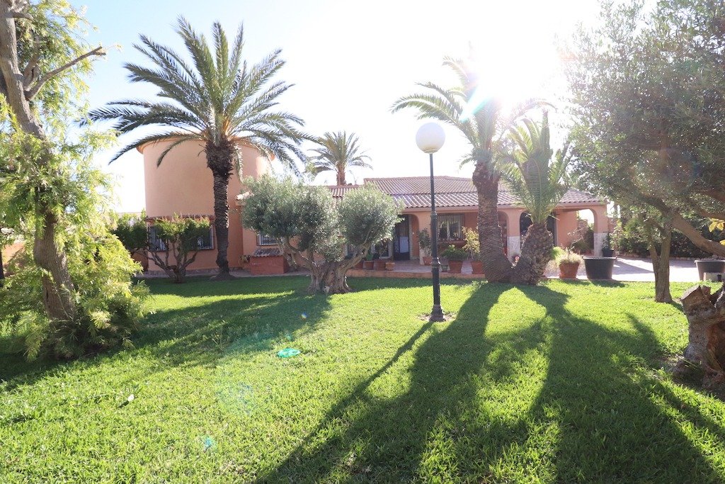 Master bedroom in villa for sale in Torrevieja