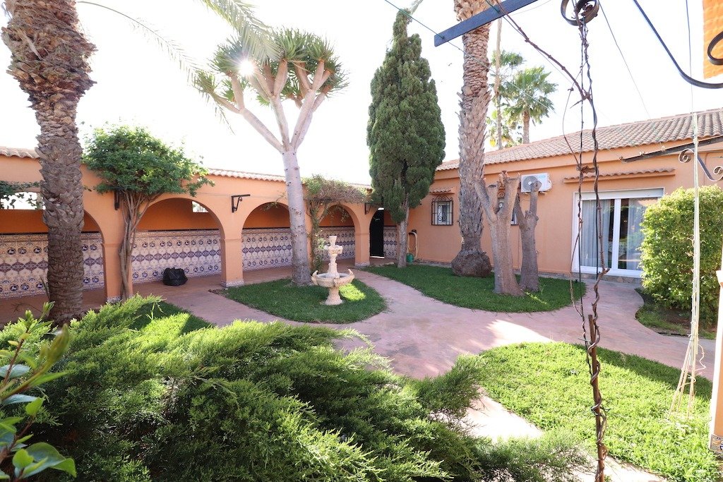 Dining area in villa for sale in Torrevieja